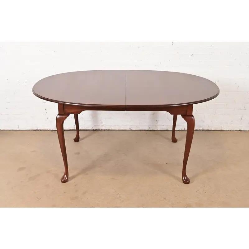 Harden Furniture Table de salle à manger à rallonge en cerisier massif, Refinished, Queen Anne Furniture en vente 2