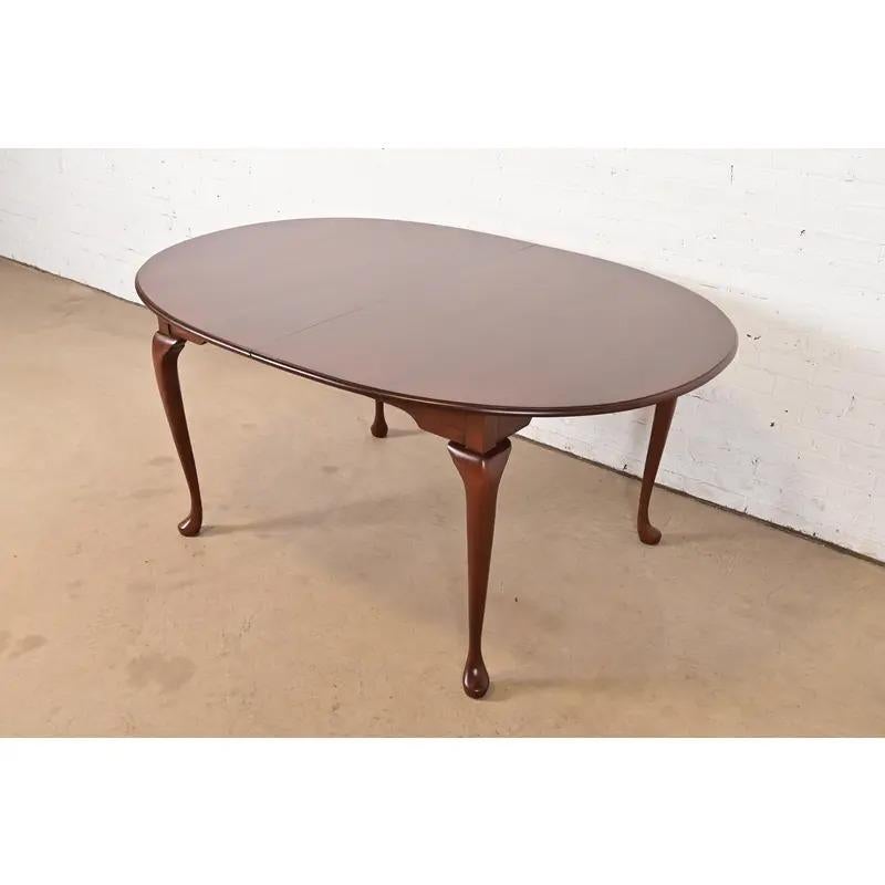 Harden Furniture Table de salle à manger à rallonge en cerisier massif, Refinished, Queen Anne Furniture en vente 3