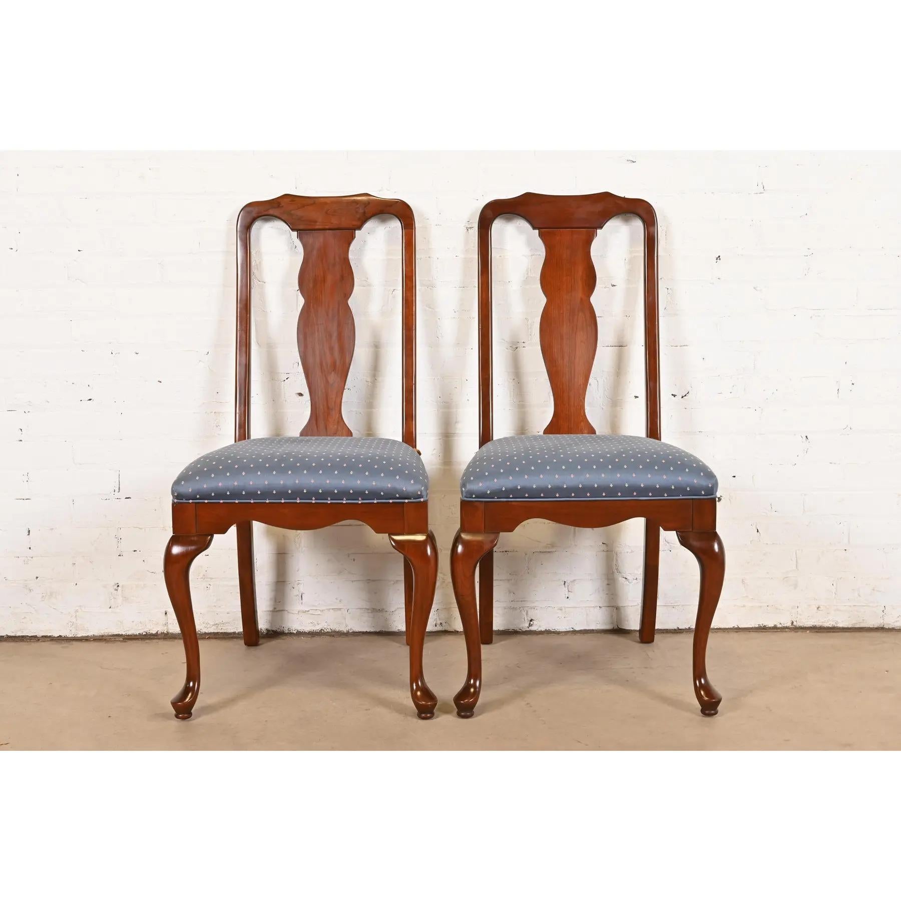 Un hermoso par de sillas auxiliares o de comedor de estilo Queen Anne

Por Harden Furniture

EE.UU., finales del siglo XX

Armazones de madera maciza de cerezo tallada, con asientos tapizados.

Medidas: 21