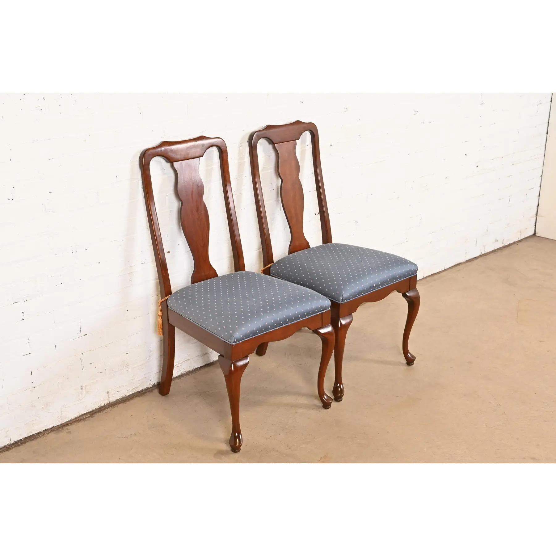 Harden Furniture Queen Anne Sillas auxiliares o de comedor de madera maciza de cerezo, Pareja siglo XX en venta