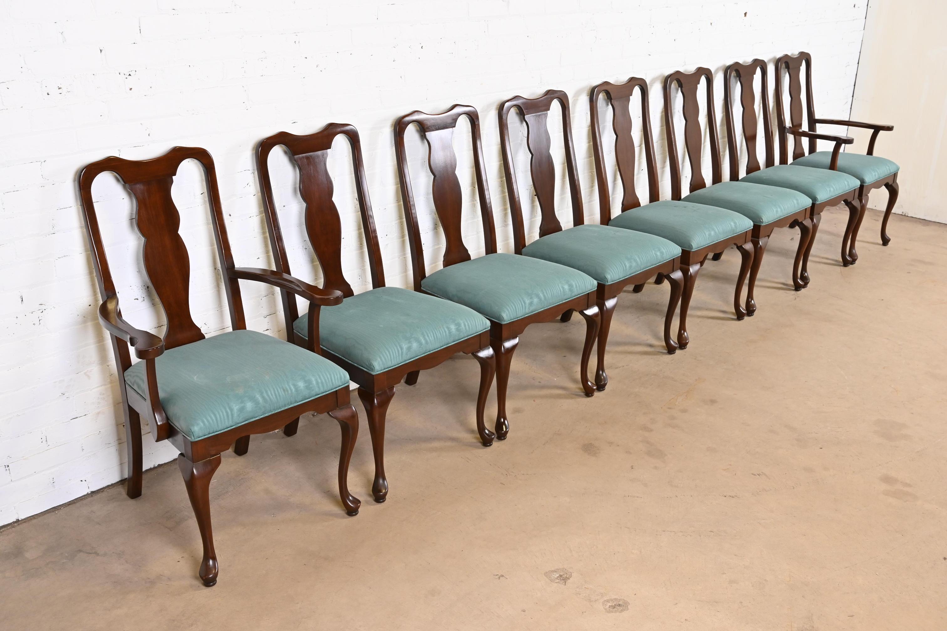 A beautiful set of eight Queen Anne style dining chairs

By Harden Furniture

USA, circa 1980s

Solid carved cherry wood frames, with upholstered seats.

Measures:
Side chairs - 21