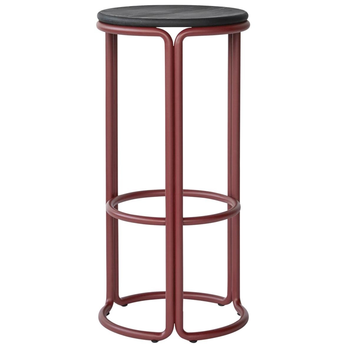 En vente : Black (Painted Black Ash) Tabouret de bar Hardie avec assise en bois et cadre en acier basque rouge