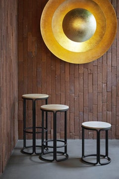 Tabouret bas Hardie avec assise en bois et cadre en acier noir