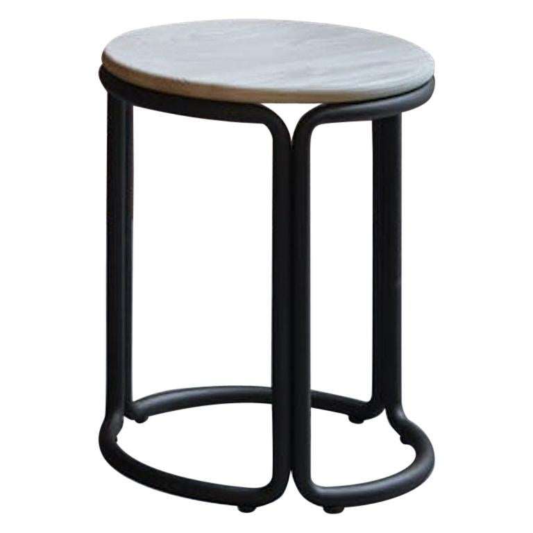 En vente : Brown (Natural Ash) Tabouret bas Hardie avec assise en bois et cadre en acier noir