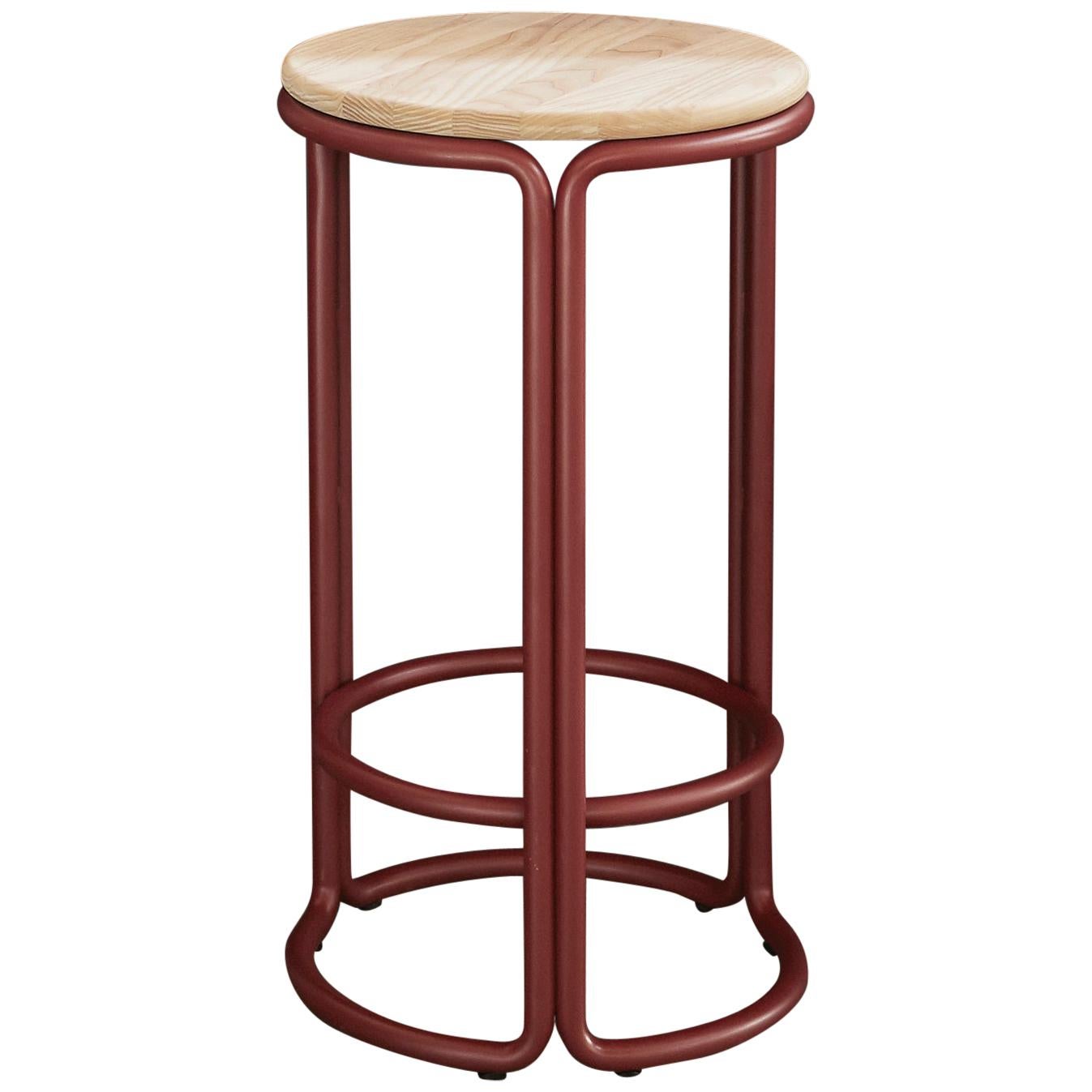 En vente : Brown (Natural Ash) Tabouret de comptoir en bois Hardie avec siège en bois et cadre en acier rouge basque