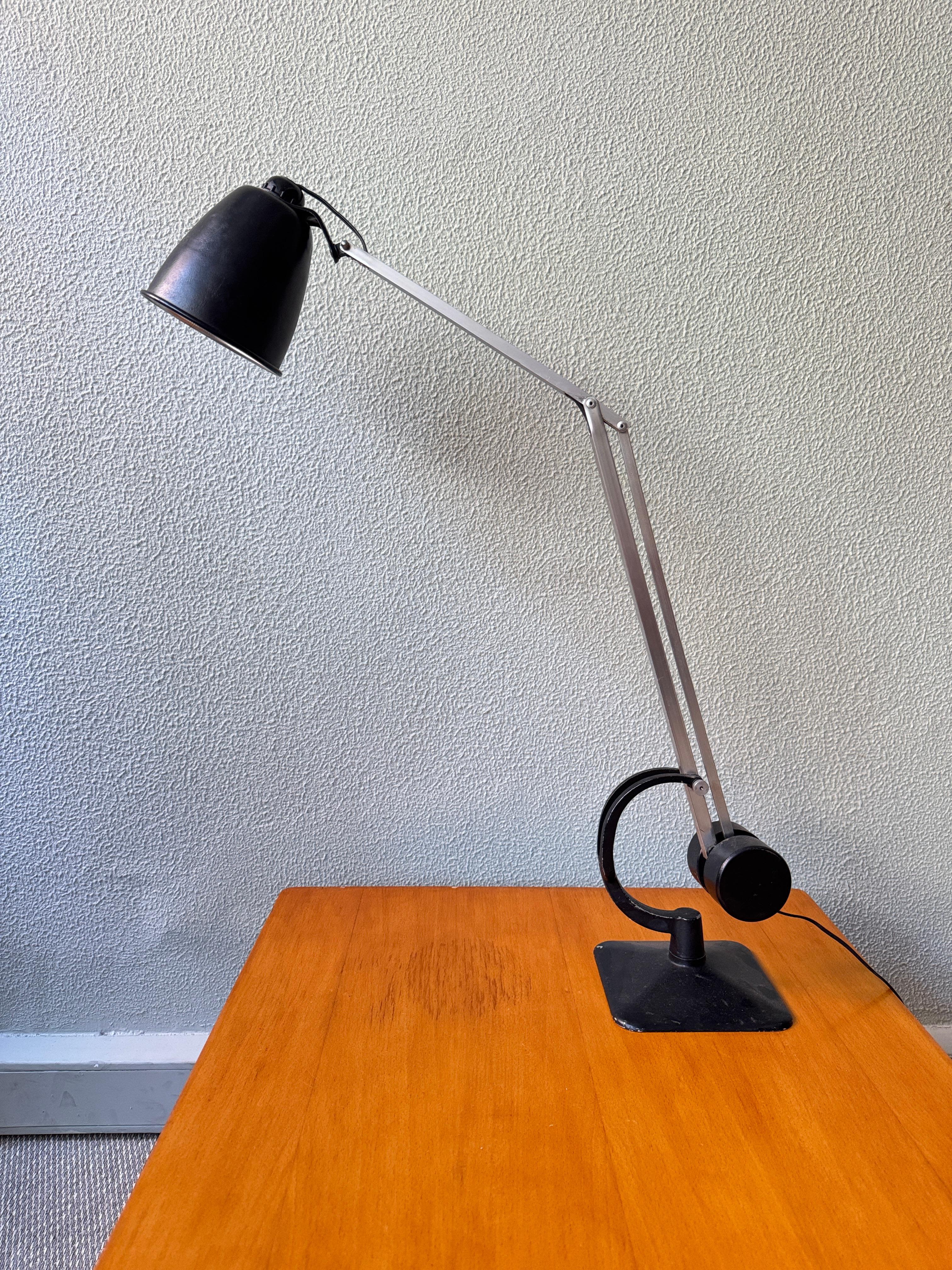 Hardill & Horstmann British Midcentury Lámpara de Tareas Ajustable Negra Hierro Aluminio Británico en venta