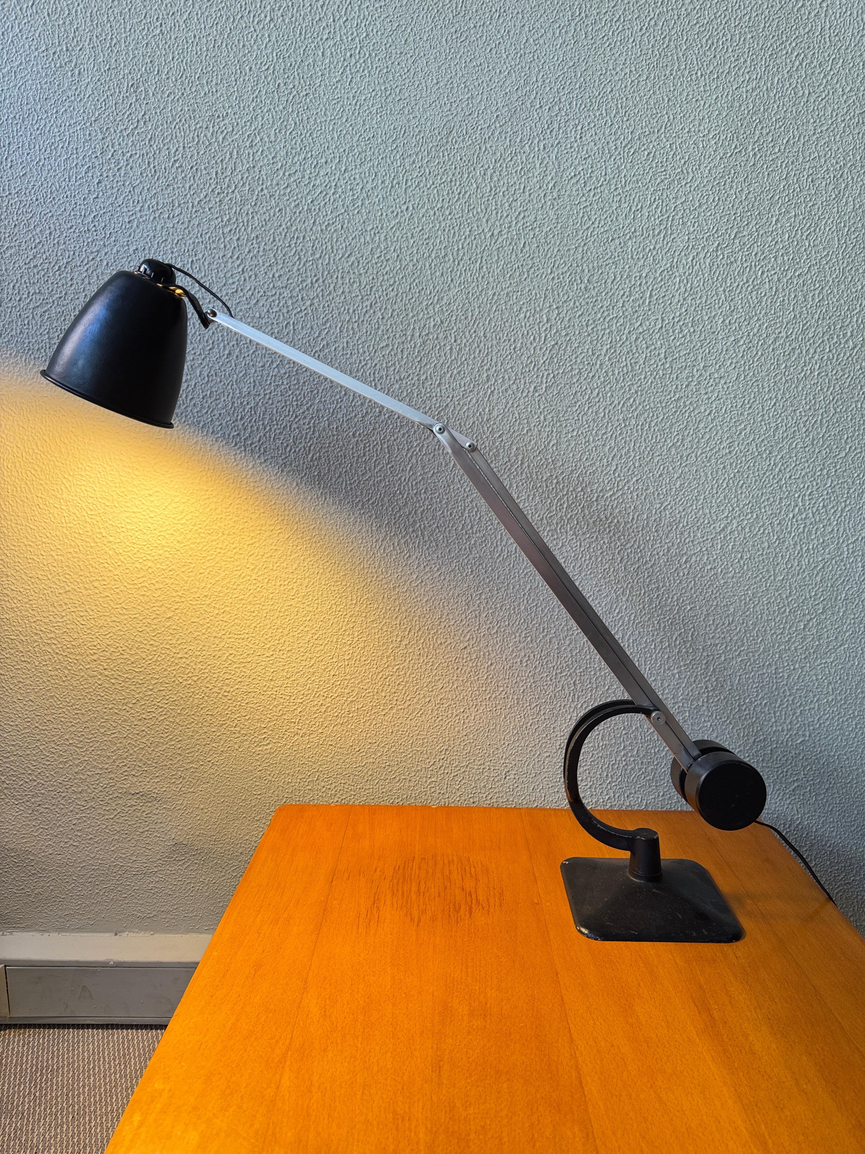 Hardill & Horstmann British Midcentury Lámpara de Tareas Ajustable Negra Hierro Aluminio mediados del siglo XX en venta