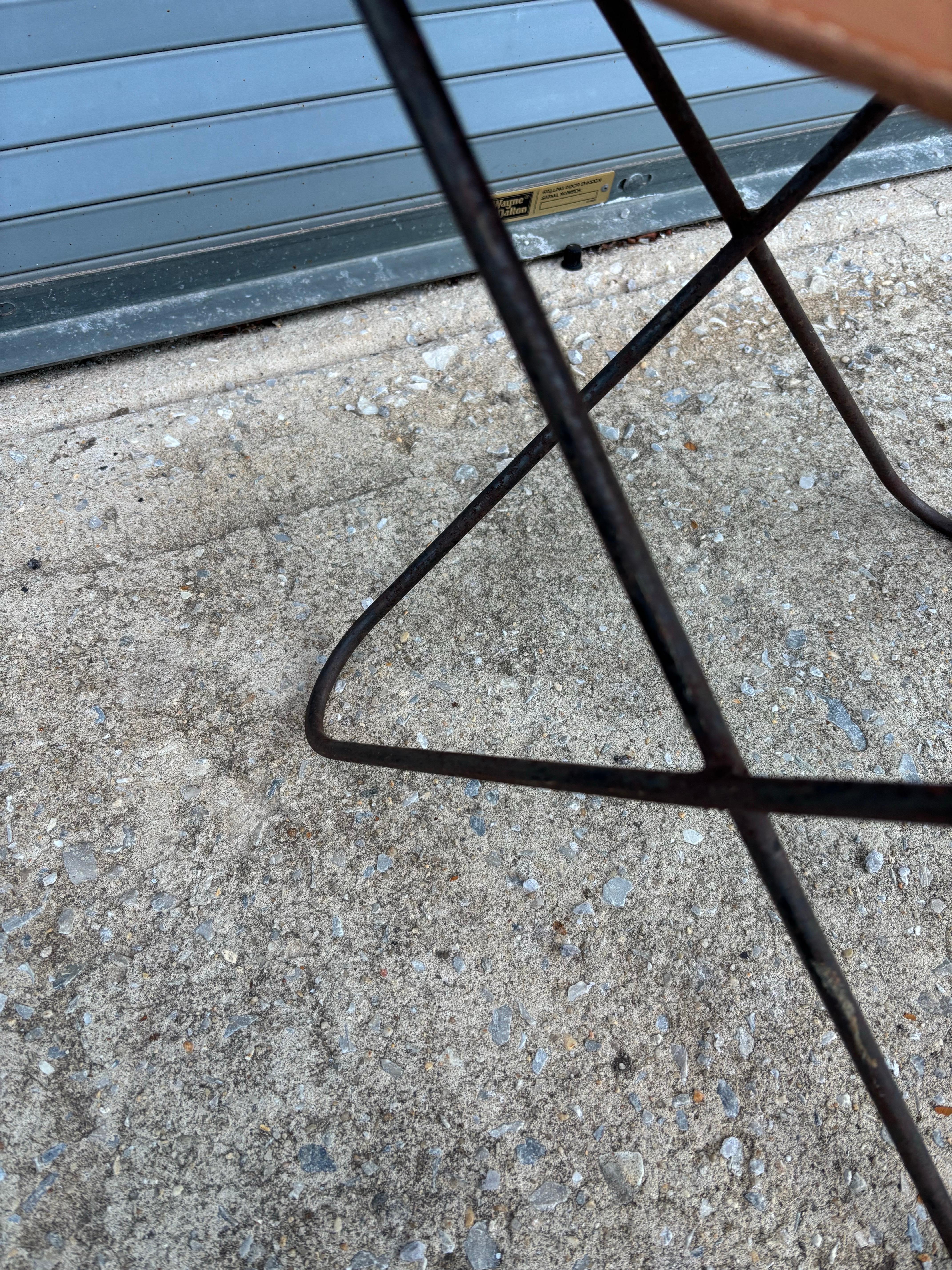 Mid-Century Modern Tabouret papillon en cuir Hardoy en vente