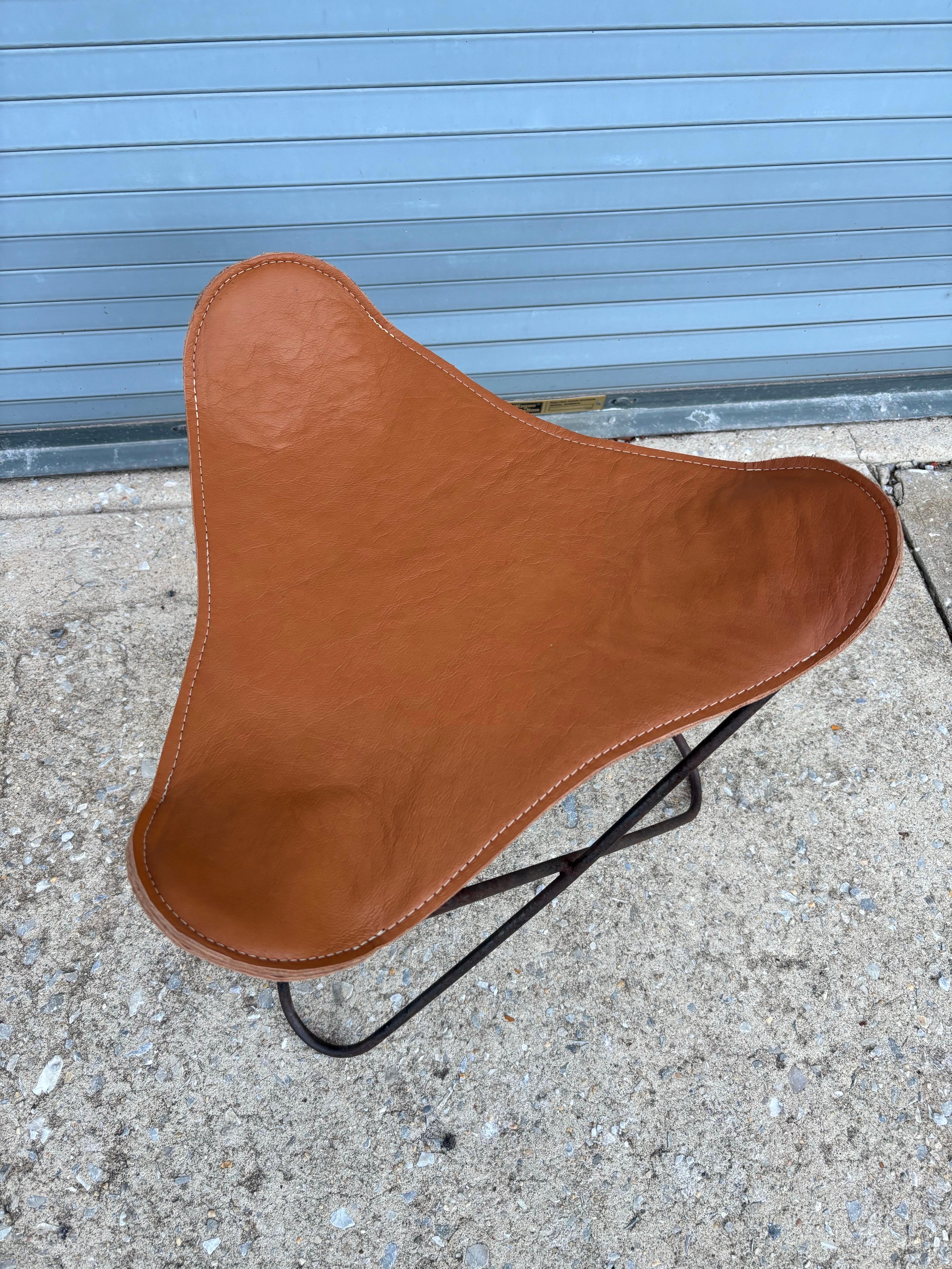 Milieu du XXe siècle Tabouret papillon en cuir Hardoy en vente