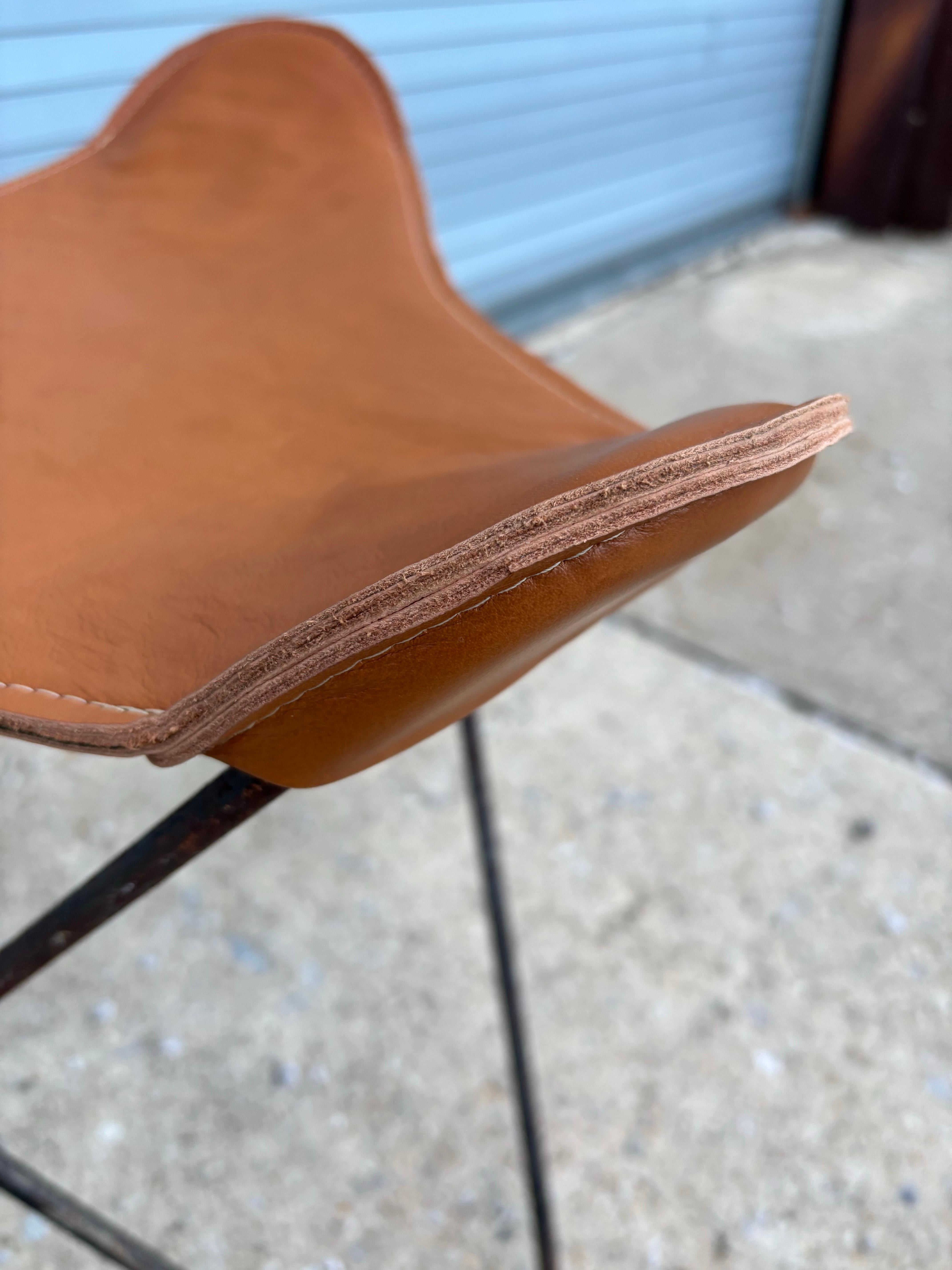 Tabouret papillon en cuir Hardoy en vente 1