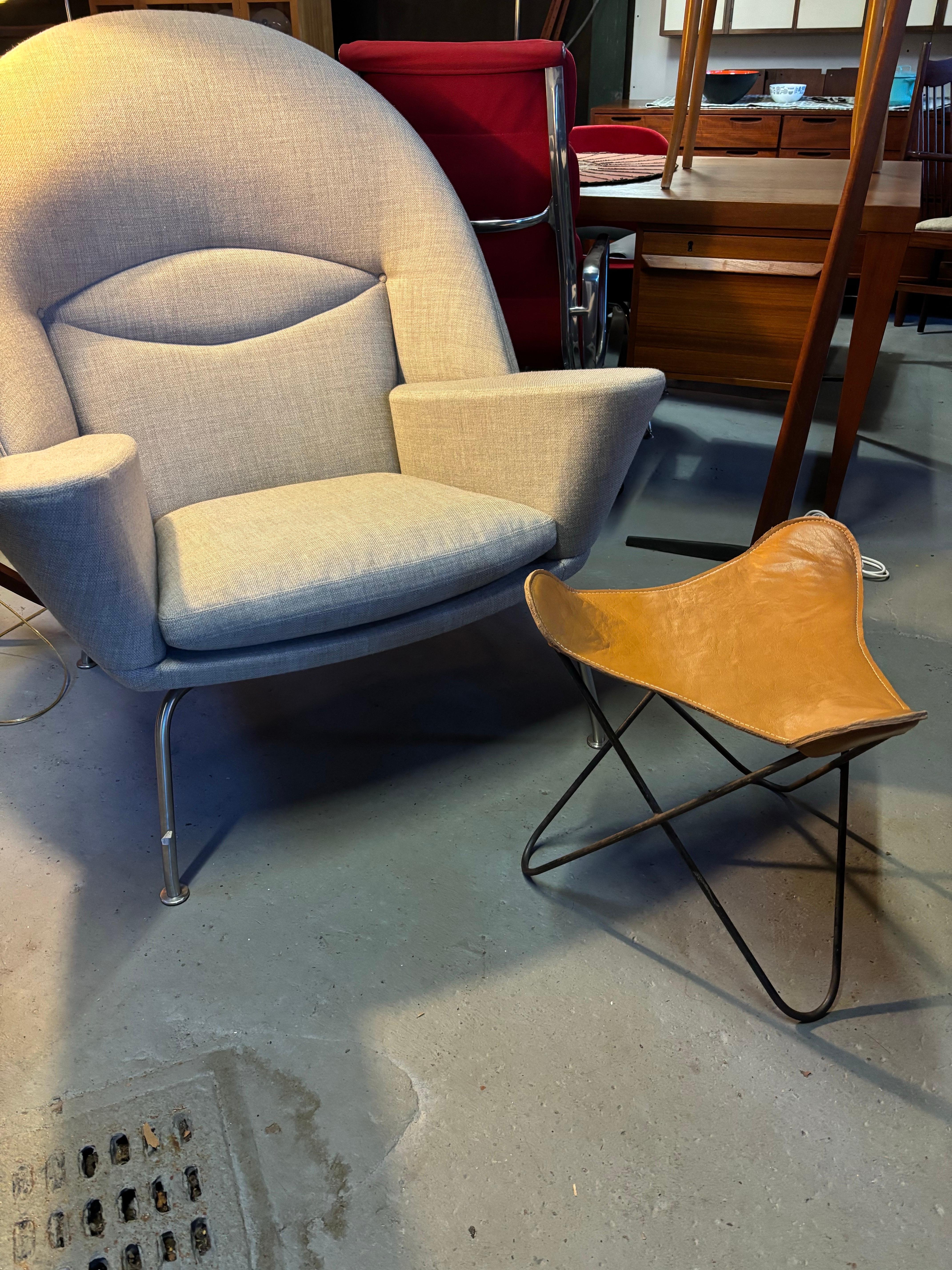 Tabouret papillon en cuir Hardoy en vente 2