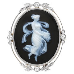 Broche con camafeo negro de piedra dura y diamantes de 0,78 quilates, oro amarillo de 18 quilates Circa 1880
