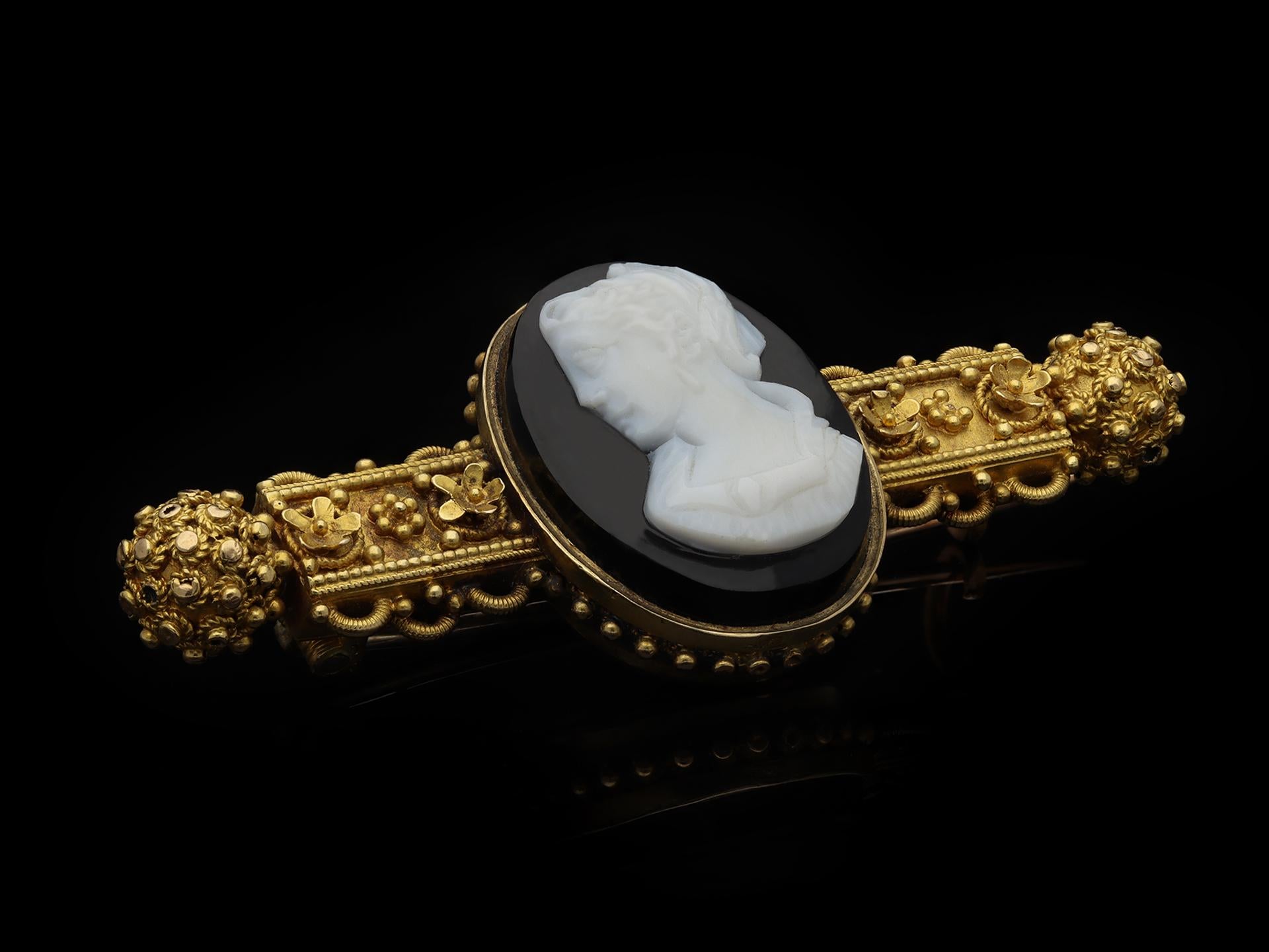 Antique Cameo Brooch, circa 1850. In Good Condition For Sale In London, GB