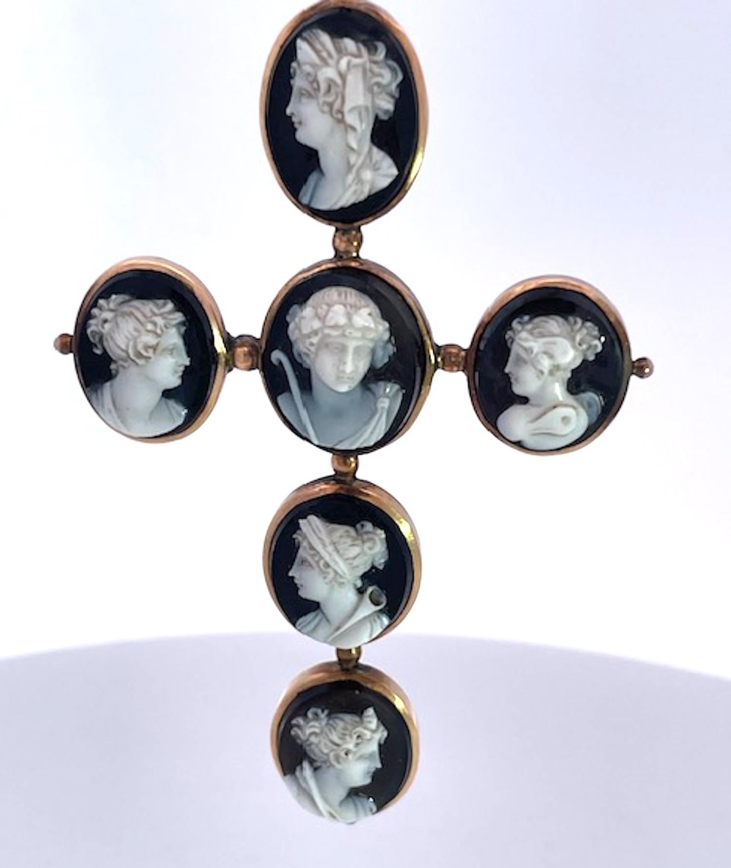 Hardstone Cameo Cross Pendant 14K Circa 1860 en venta 5