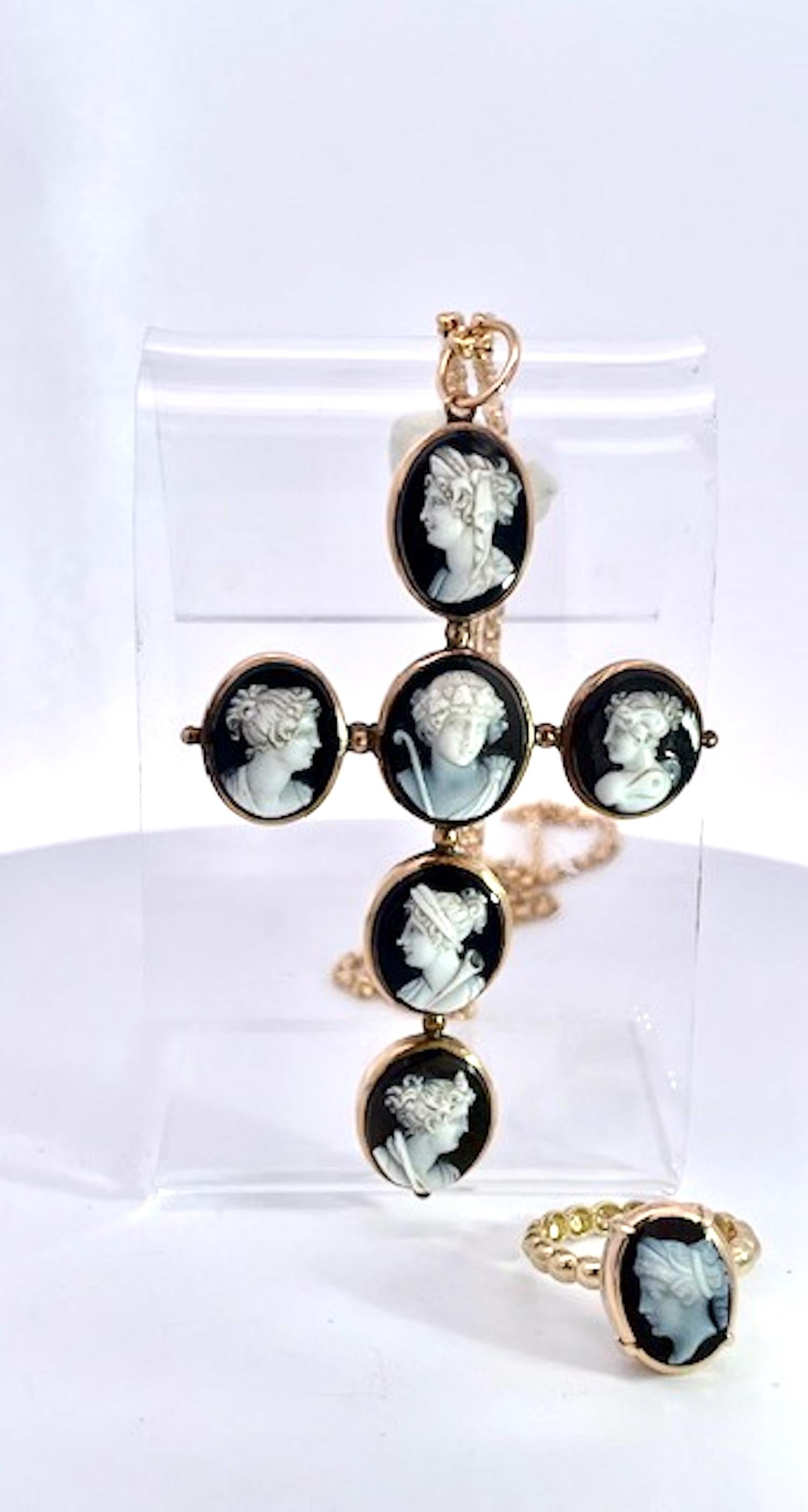 Hardstone Cameo Cross Pendant 14K Circa 1860 en venta 9