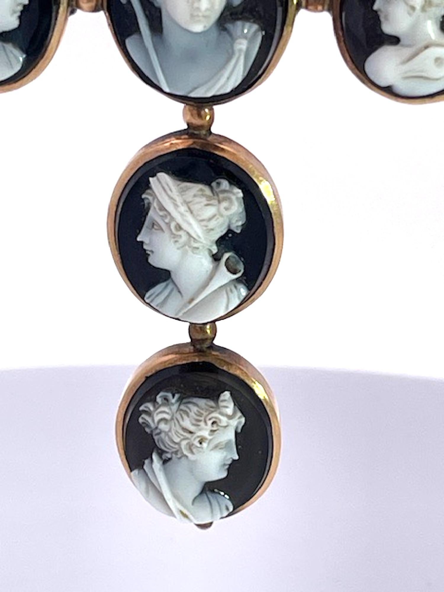 Hardstone Cameo Cross Pendant 14K Circa 1860 en Bueno estado para la venta en North Hollywood, CA