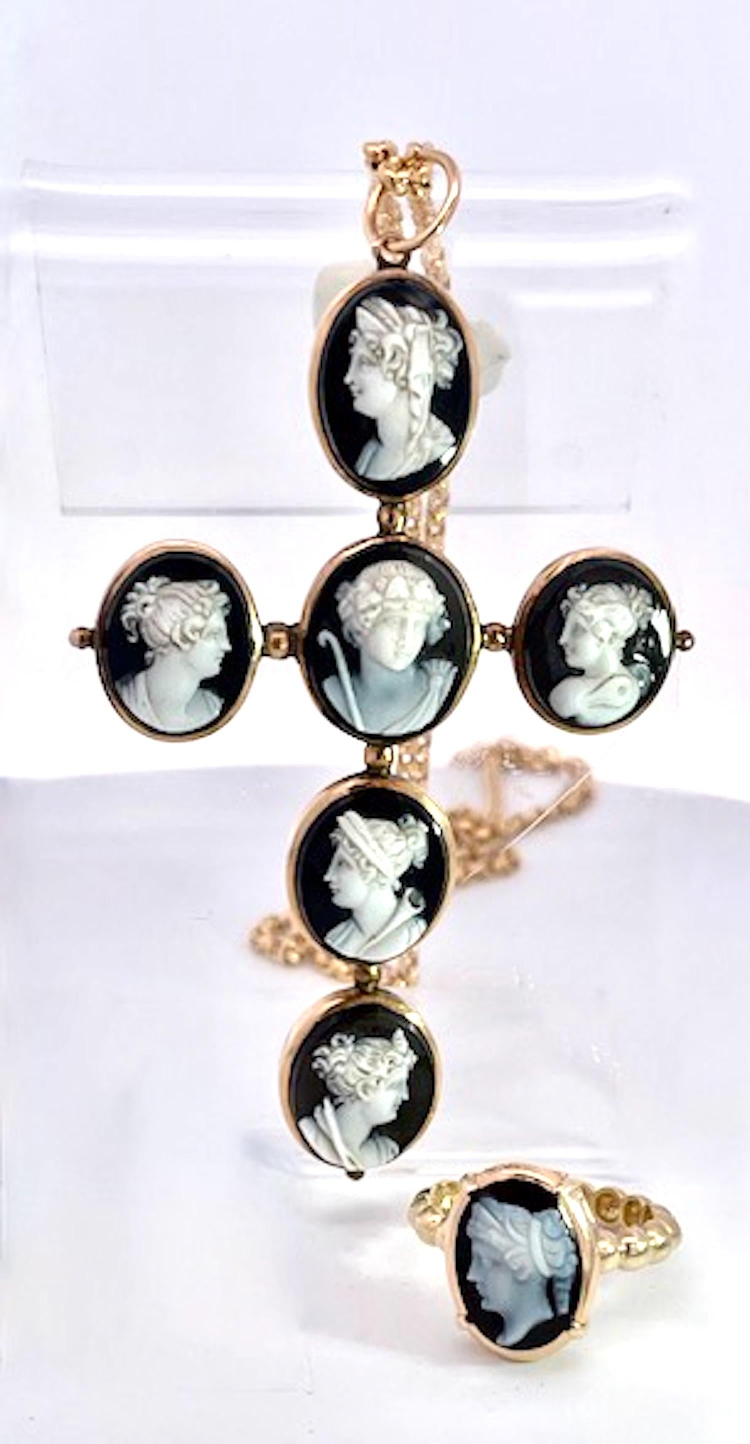 Hardstone Cameo Cross Pendant 14K Circa 1860 en venta 1