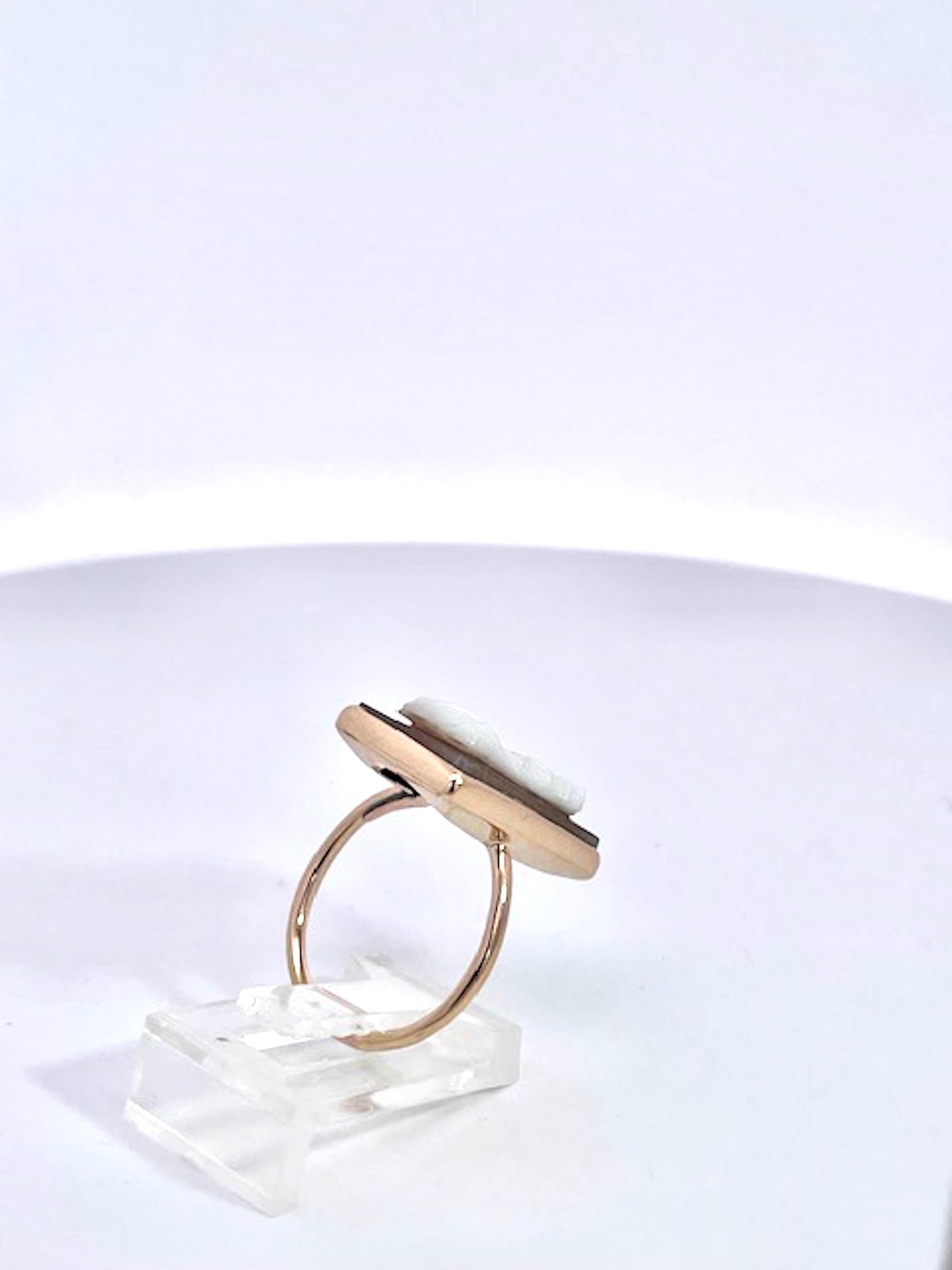 Bague en or jaune 14K avec camée en pierre dure Unisexe en vente