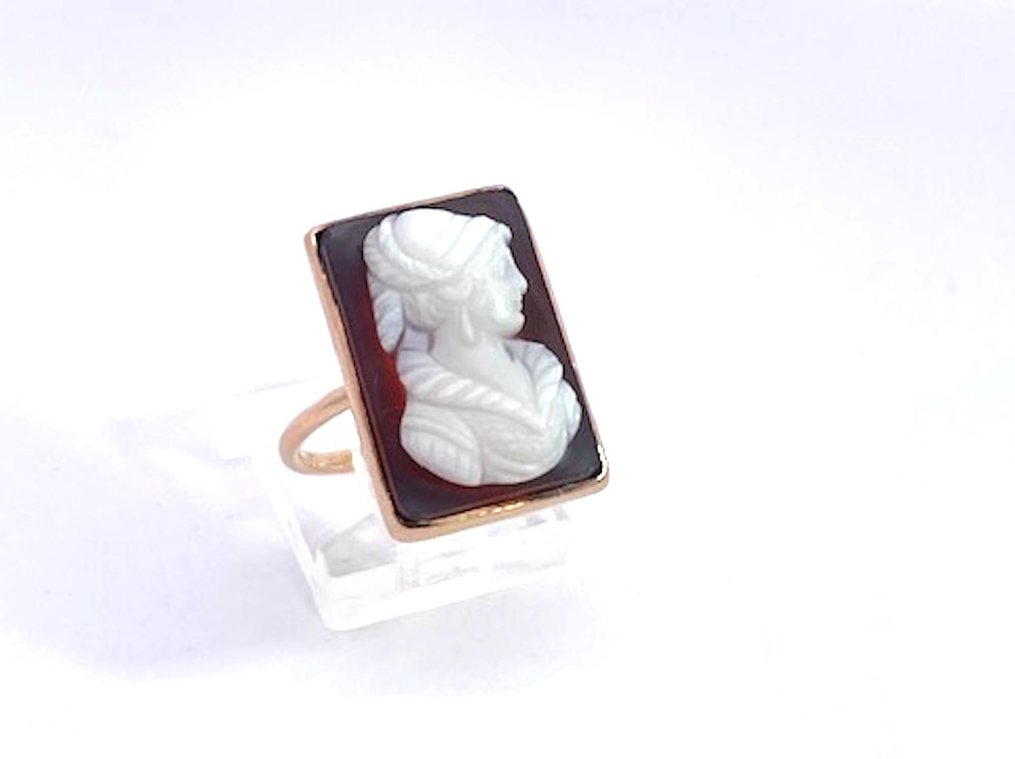 Bague en or jaune 14K avec camée en pierre dure en vente 2