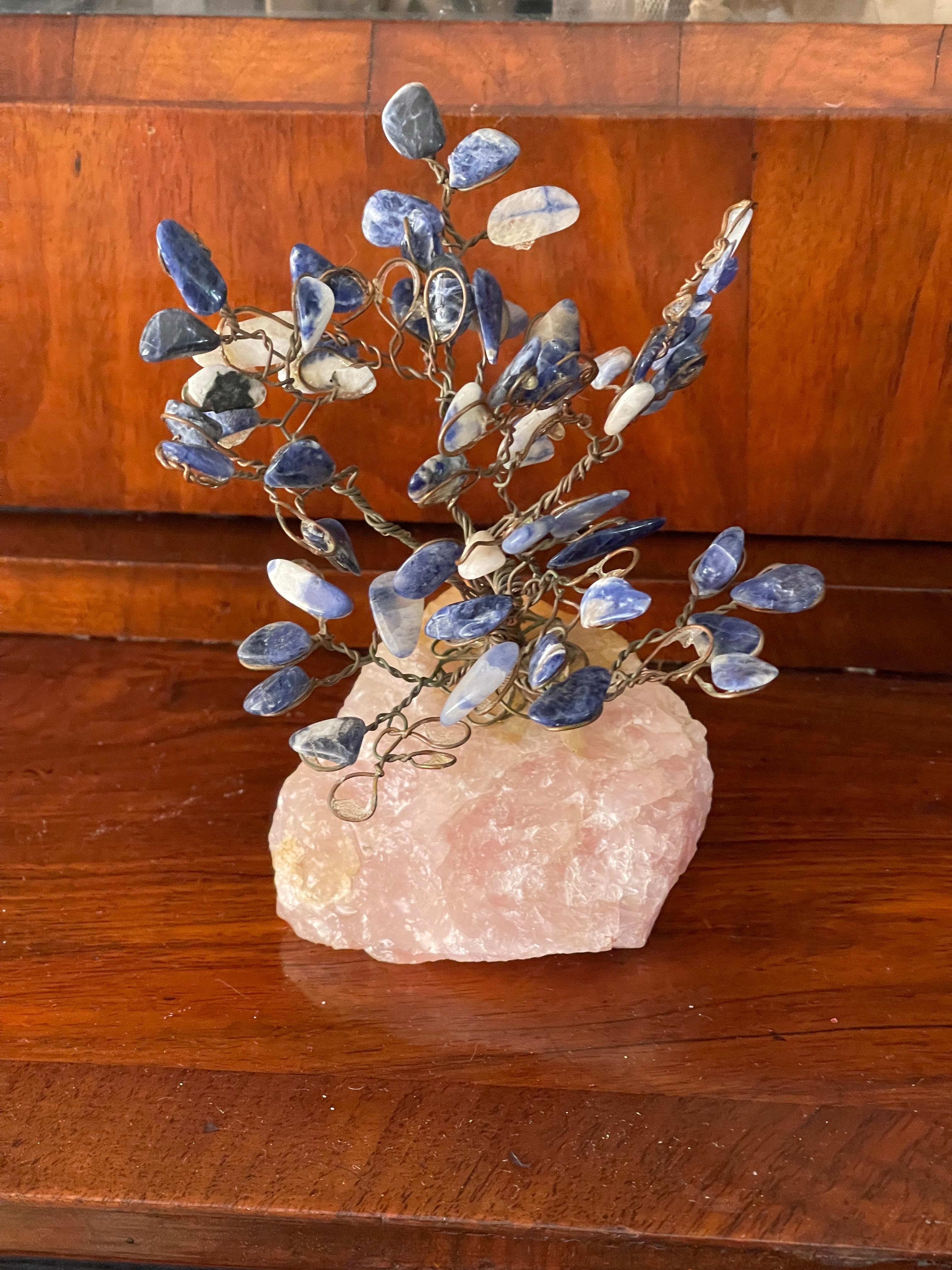 Delicato albero di pietra semipreziosa sodalite su una roccia minerale di quarzo rosa.