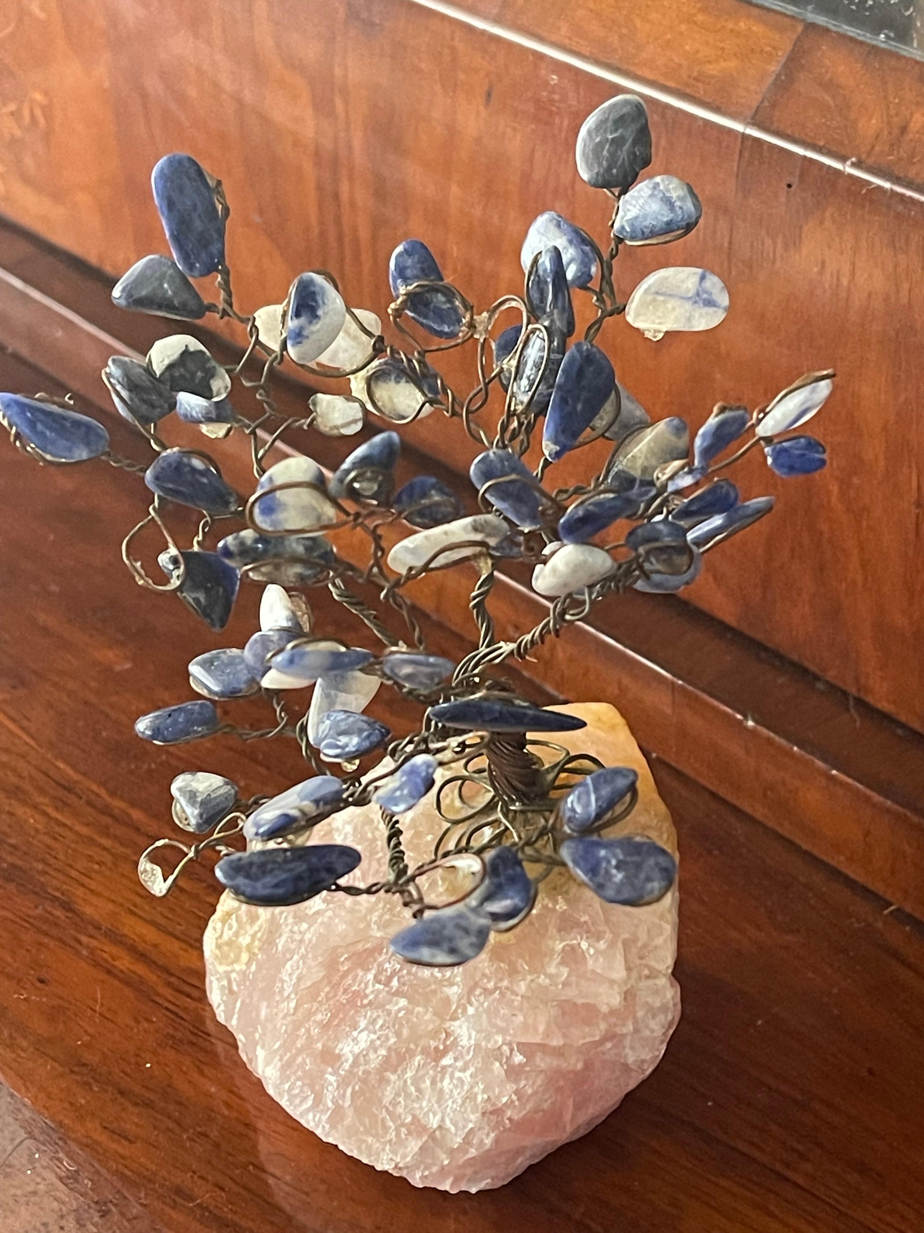 Organico moderno Albero di Sodalite in pietra dura su una roccia di quarzo rosa in vendita