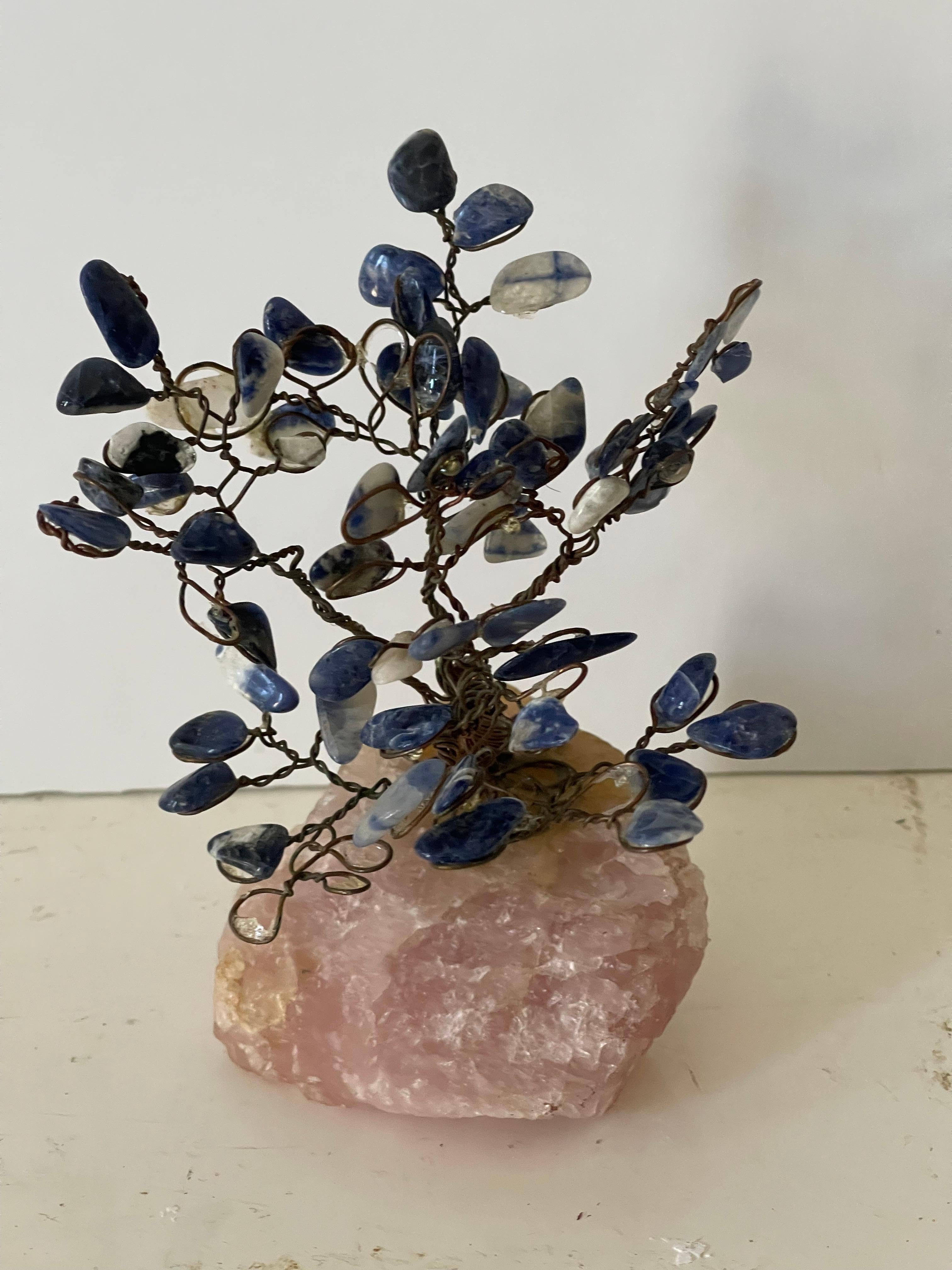 Americano Albero di Sodalite in pietra dura su una roccia di quarzo rosa in vendita
