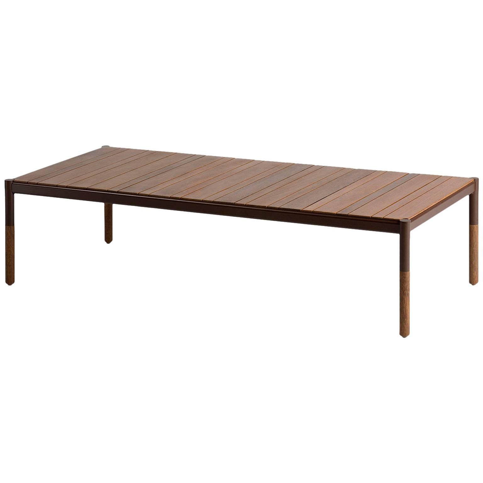 Table centrale d'extérieur en bois dur et métal, design minimaliste en vente
