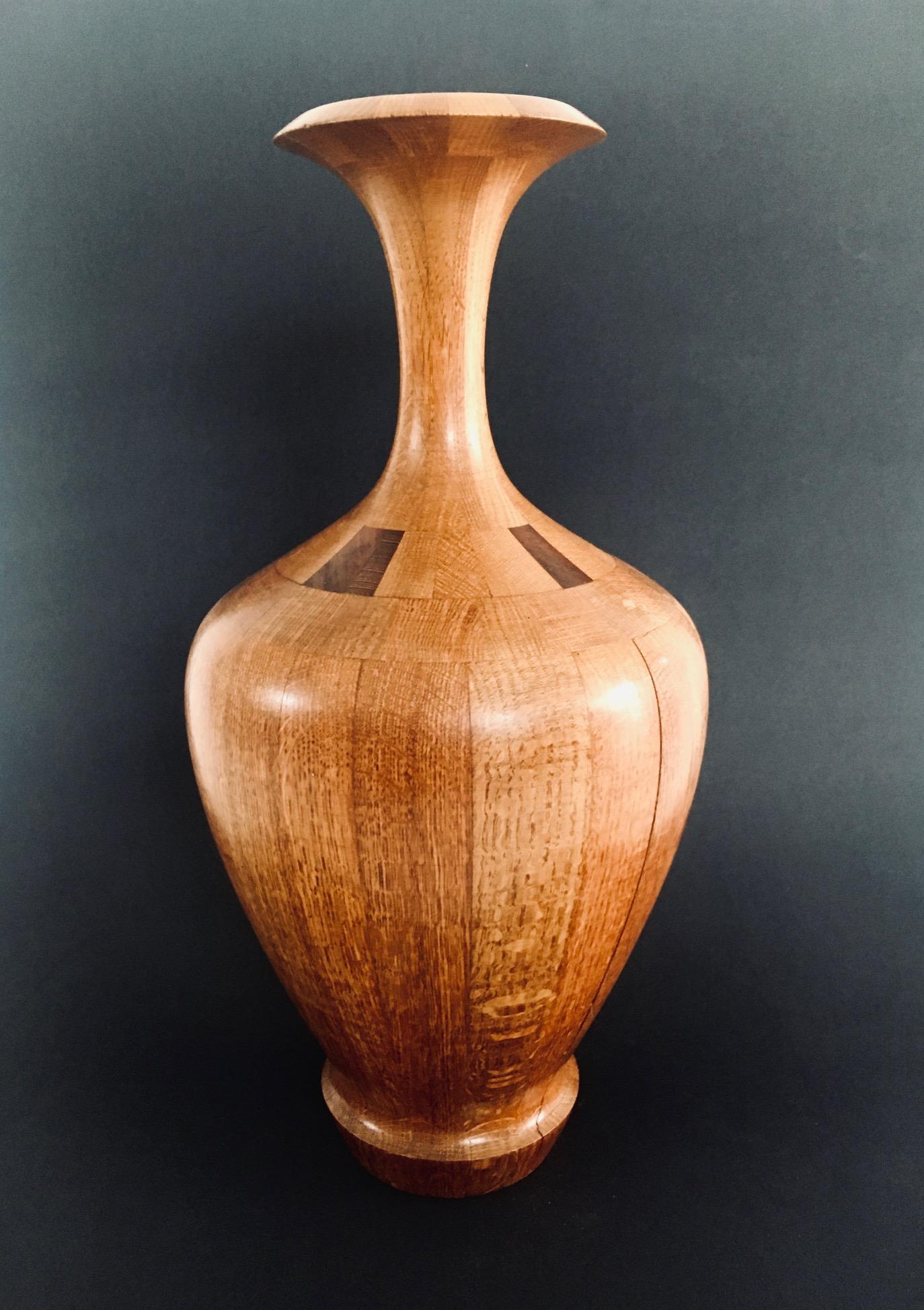 Vintage RARE Vase d'Art of Vintage en bois dur par Maurice Bonami pour De Coene frères. Fabriqué en Belgique dans les années 1950. Vase en forme de trompette cannelée, construit et tourné en bois dur. Le numéro de référence PC 8755 est apposé au