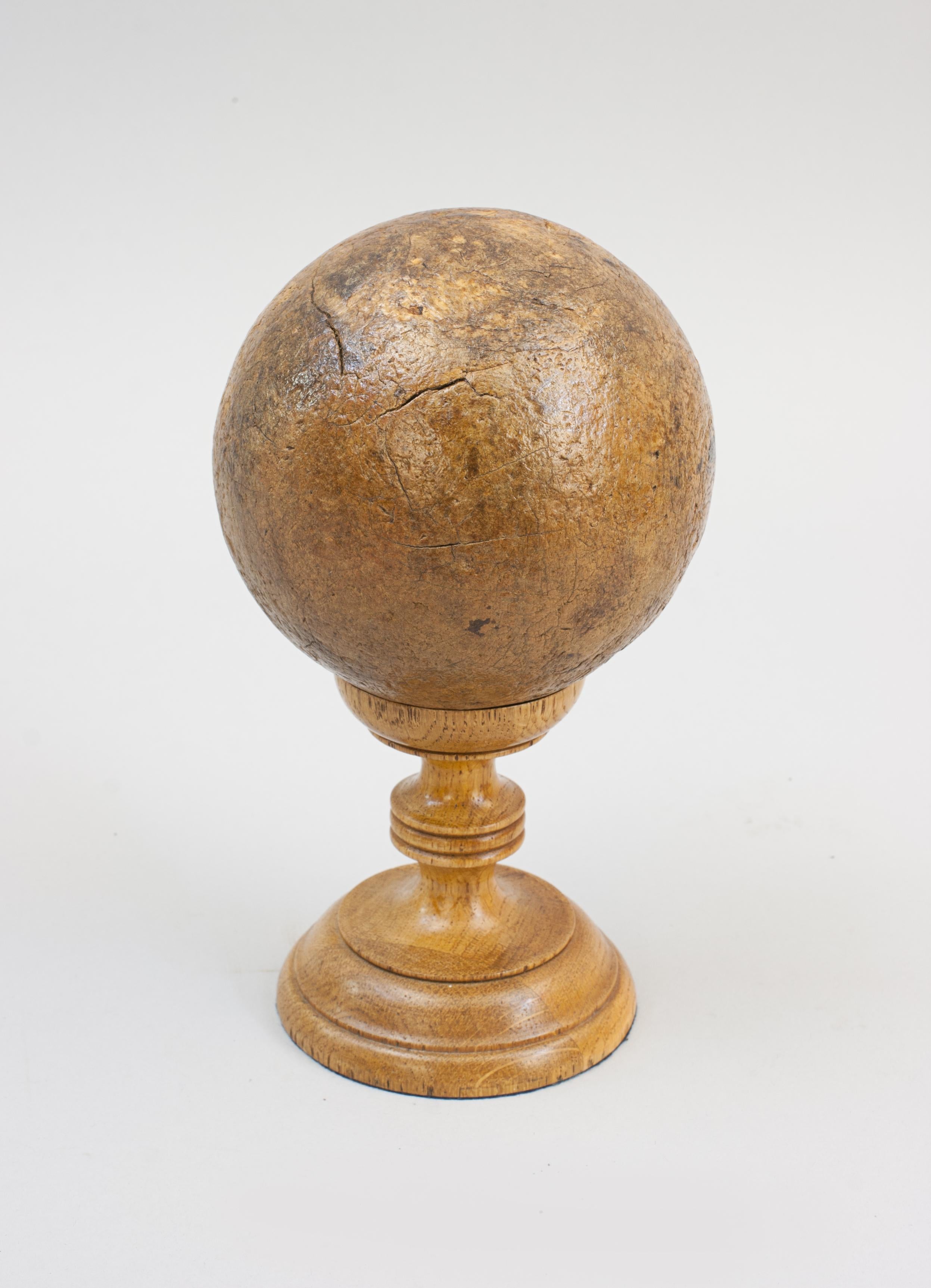 Einzelne Hartholzkugel / Schale.
Hartholz-Kegelkugel mit schöner Patina, toller Dekorationsartikel aus Baumholz. Der Umfang der Kugel beträgt 35 ½ cm.

Der Preis gilt für eine einzelne Kugel, die Bilder zeigen die anderen verfügbaren