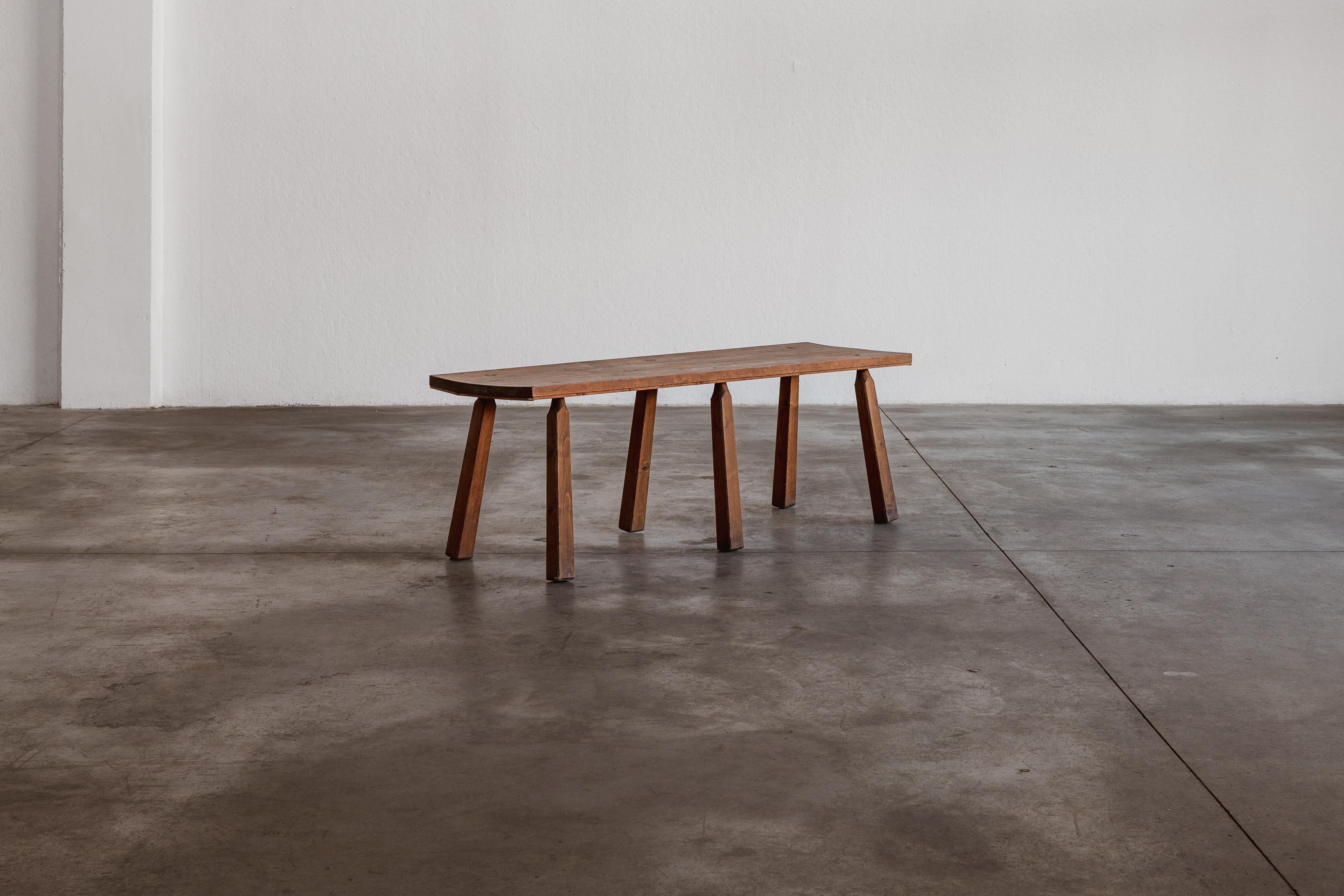 Table d'appoint brutaliste en bois dur, bois, Italie, 1970

Ce banc en bois massif reflète les principes de clarté structurelle et de savoir-faire de Pierre Chapo. Le bois vieilli aux tons acajou présente une riche patine, soulignant l'évolution