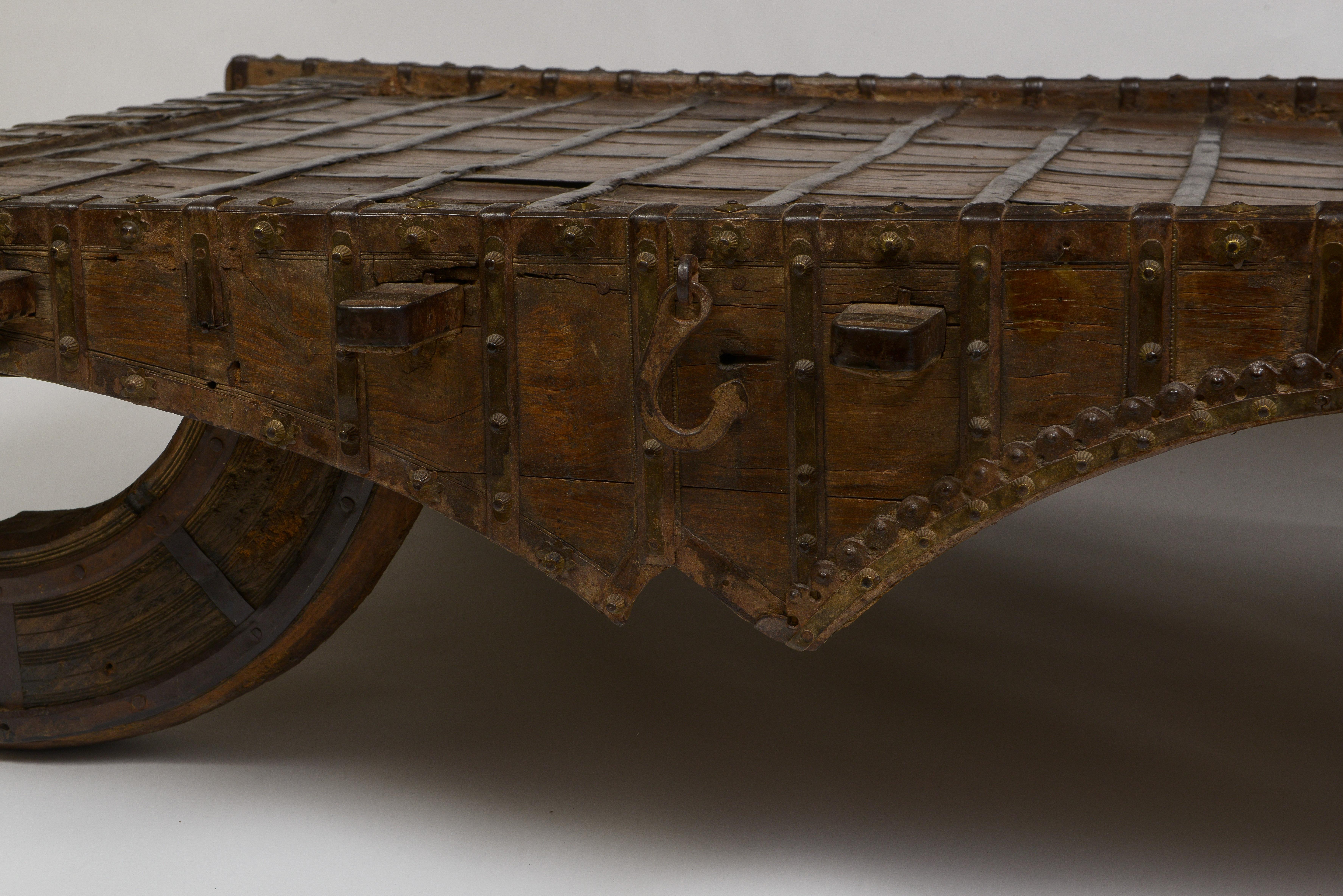 XIXe siècle Chariot de chameau en bois dur transformé en table basse en vente