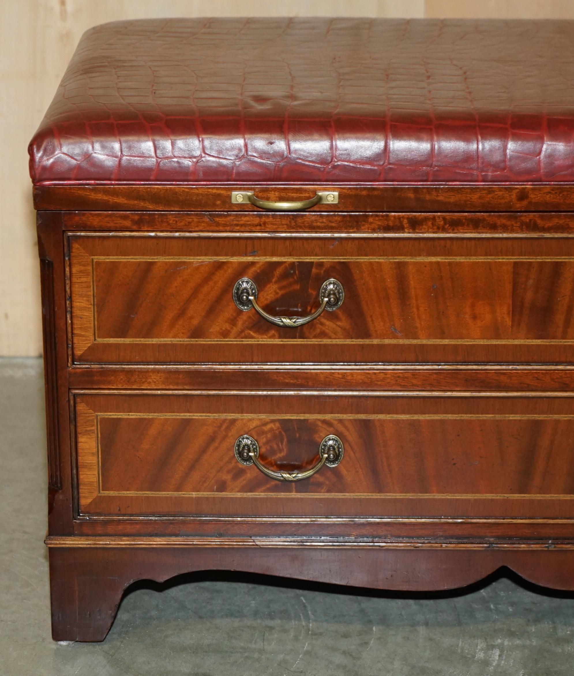XX secolo PORTAOGGETTI IN LEGNO DURO IN CROCODILLO IN PELLE PANCHINA DA SALA SEDUTA STOOL CASSETTIERE in vendita