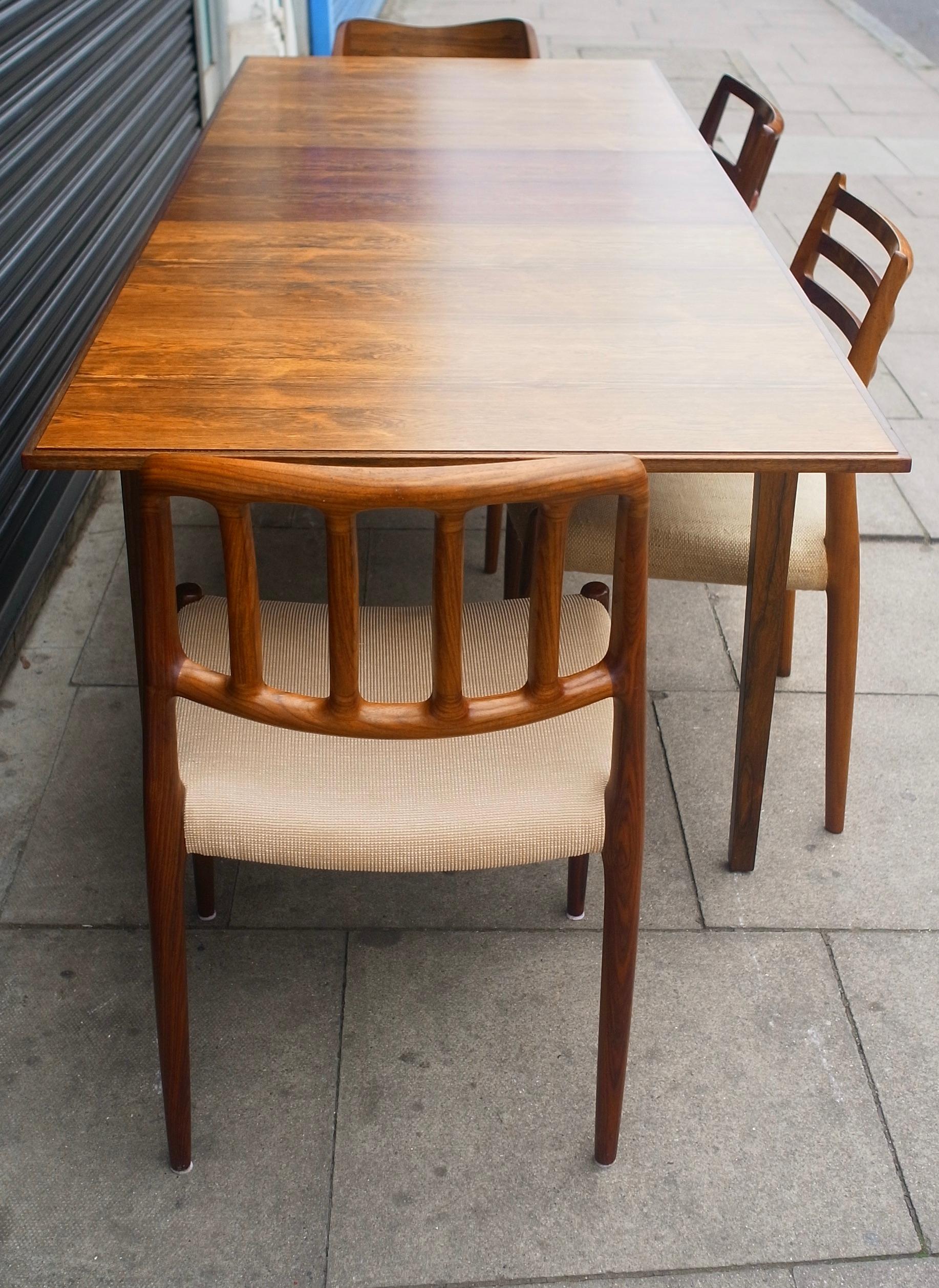 A very fine 1960s rectangular hardwood English dining table designed by Robert Heritage for Archie Shine. This table has the simplicity and timeless classic lines of the era that it hails from. The quality of materials and the craftsmanship utilised