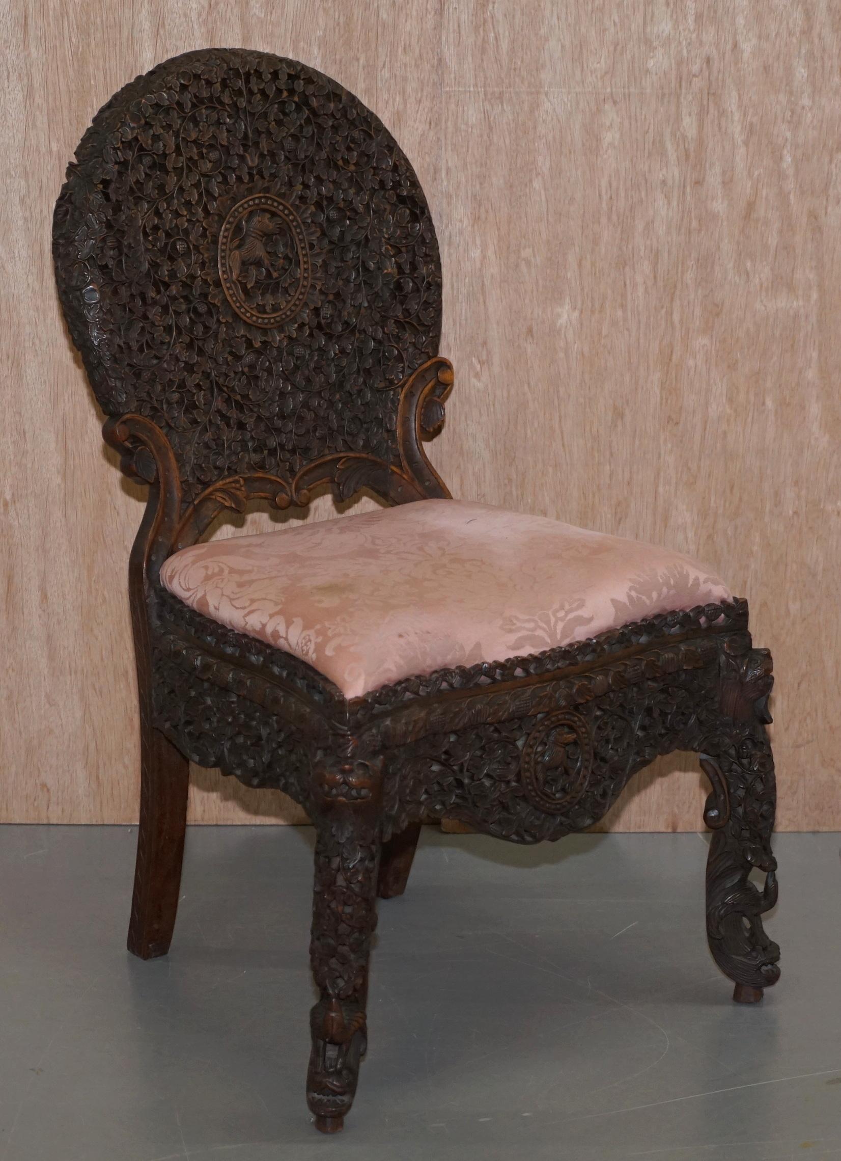 Handgeschnitzter anglo-indischer burmesischer Stuhl aus Hartholz mit floralen Details über und über (Anglo-indisch) im Angebot
