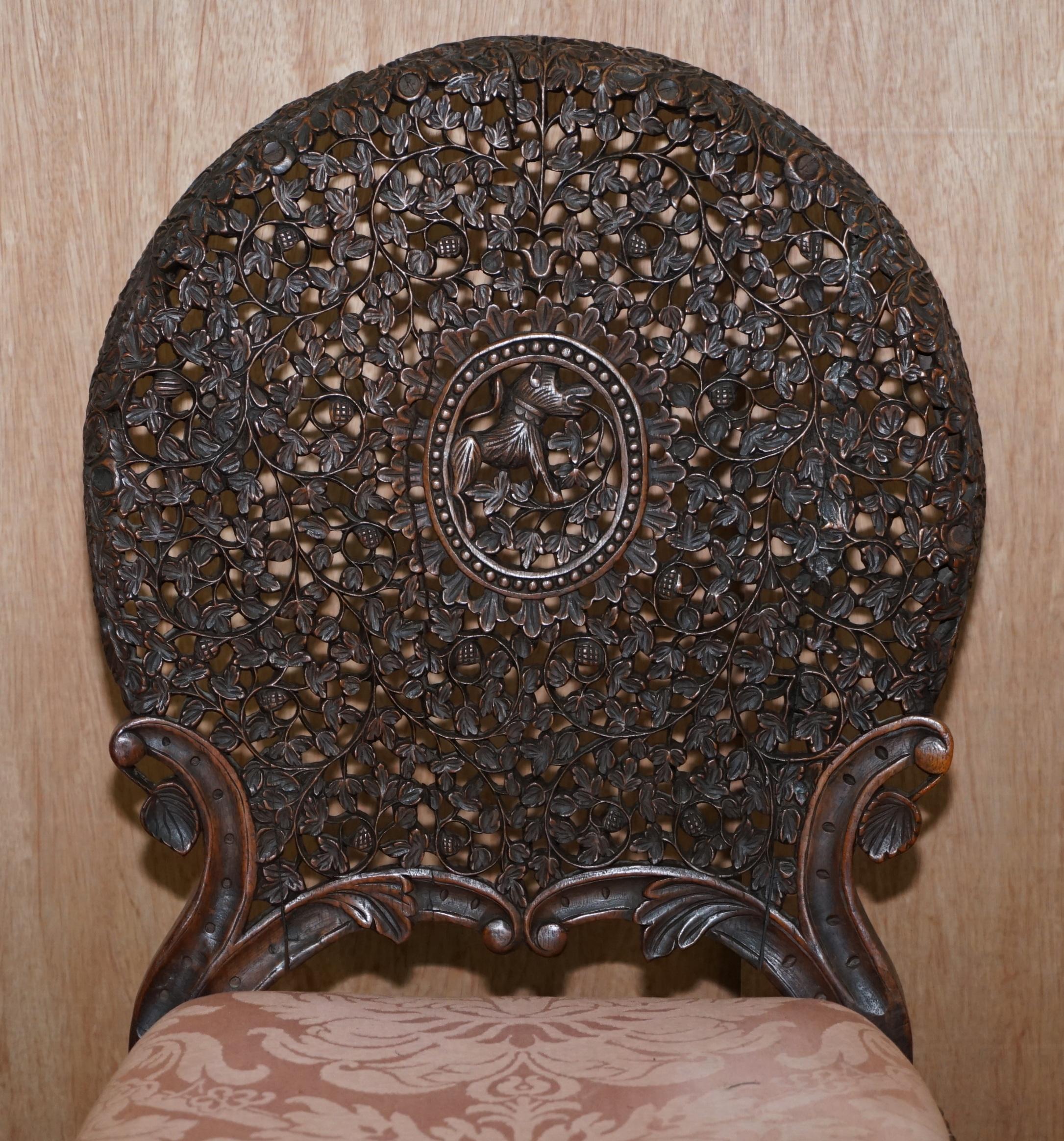 Handgeschnitzter anglo-indischer burmesischer Stuhl aus Hartholz mit floralen Details über und über (Indisch) im Angebot