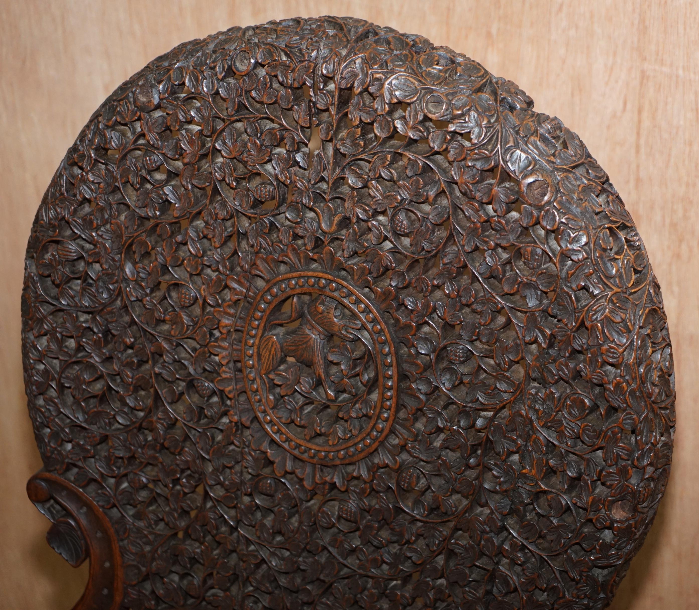 Handgeschnitzter anglo-indischer burmesischer Stuhl aus Hartholz mit floralen Details über und über im Angebot 1