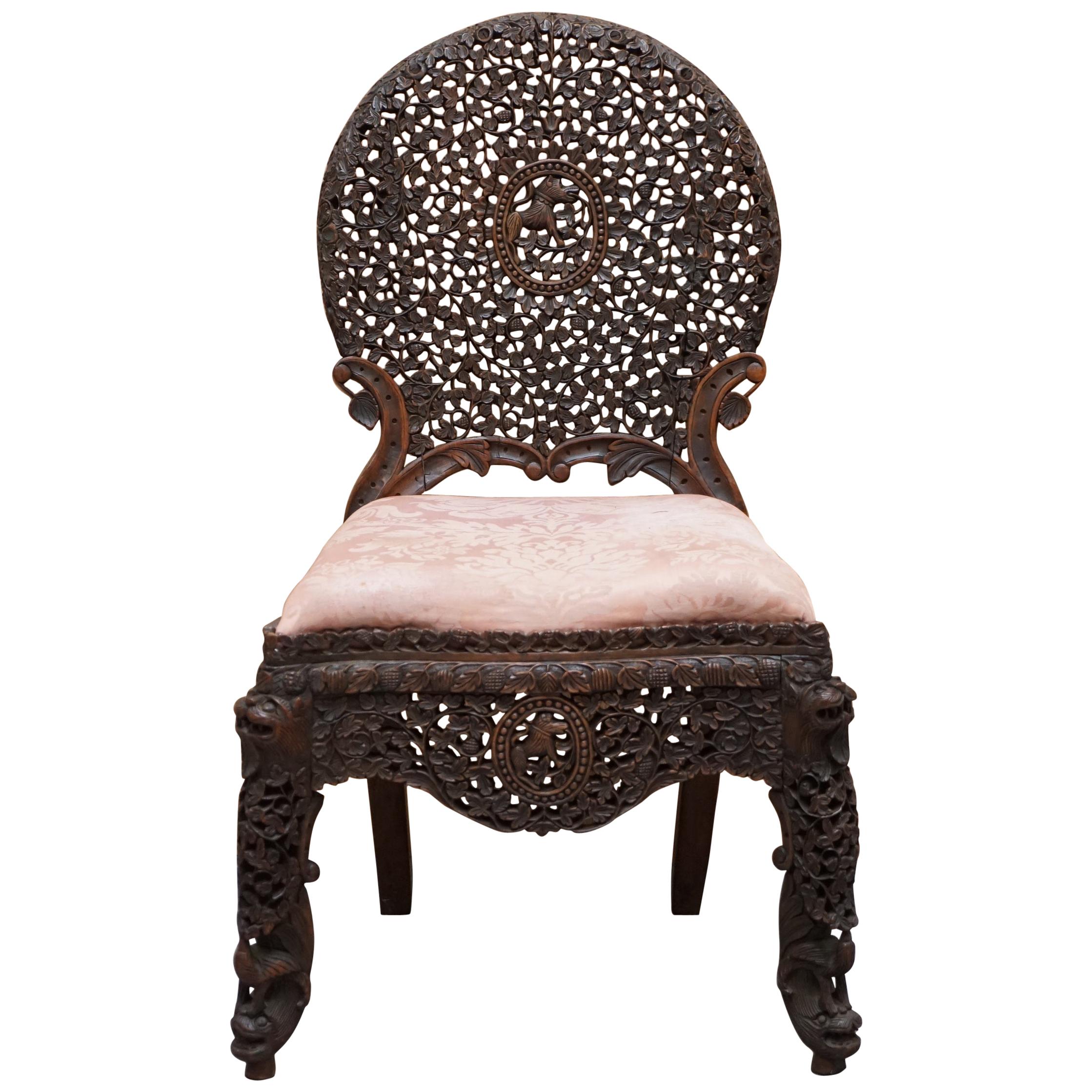 Chaise anglo-indienne birmane en bois dur:: sculptée à la main et ornée de motifs floraux sur toute sa surface