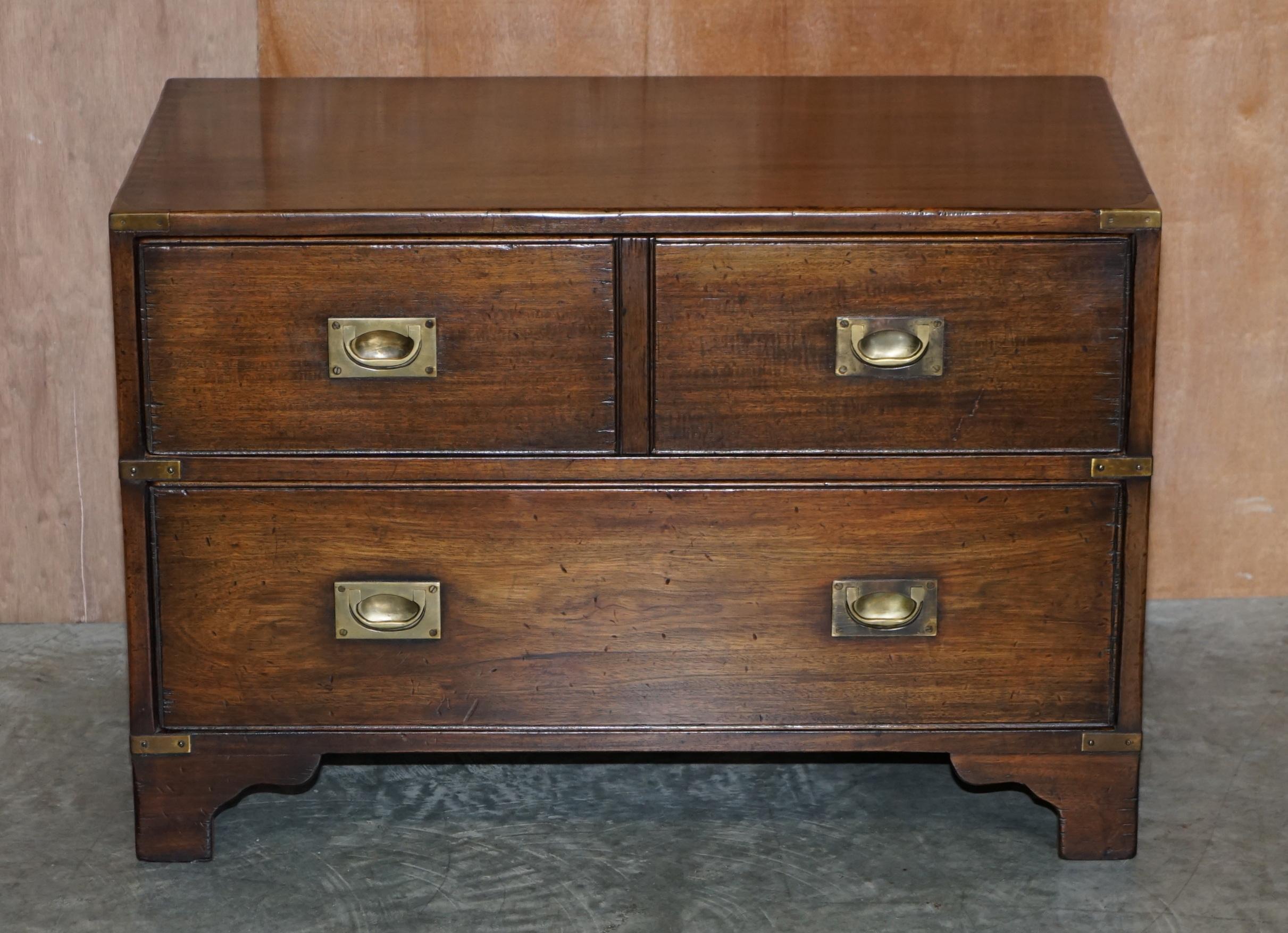 We are delighted to offer for this quite rare Harrods London REH Kennedy Mahogany military campaign chest of drawers

I have a matching one in Burr Yew wood listed under my other items

A very good looking well made and decorative piece, I’ve