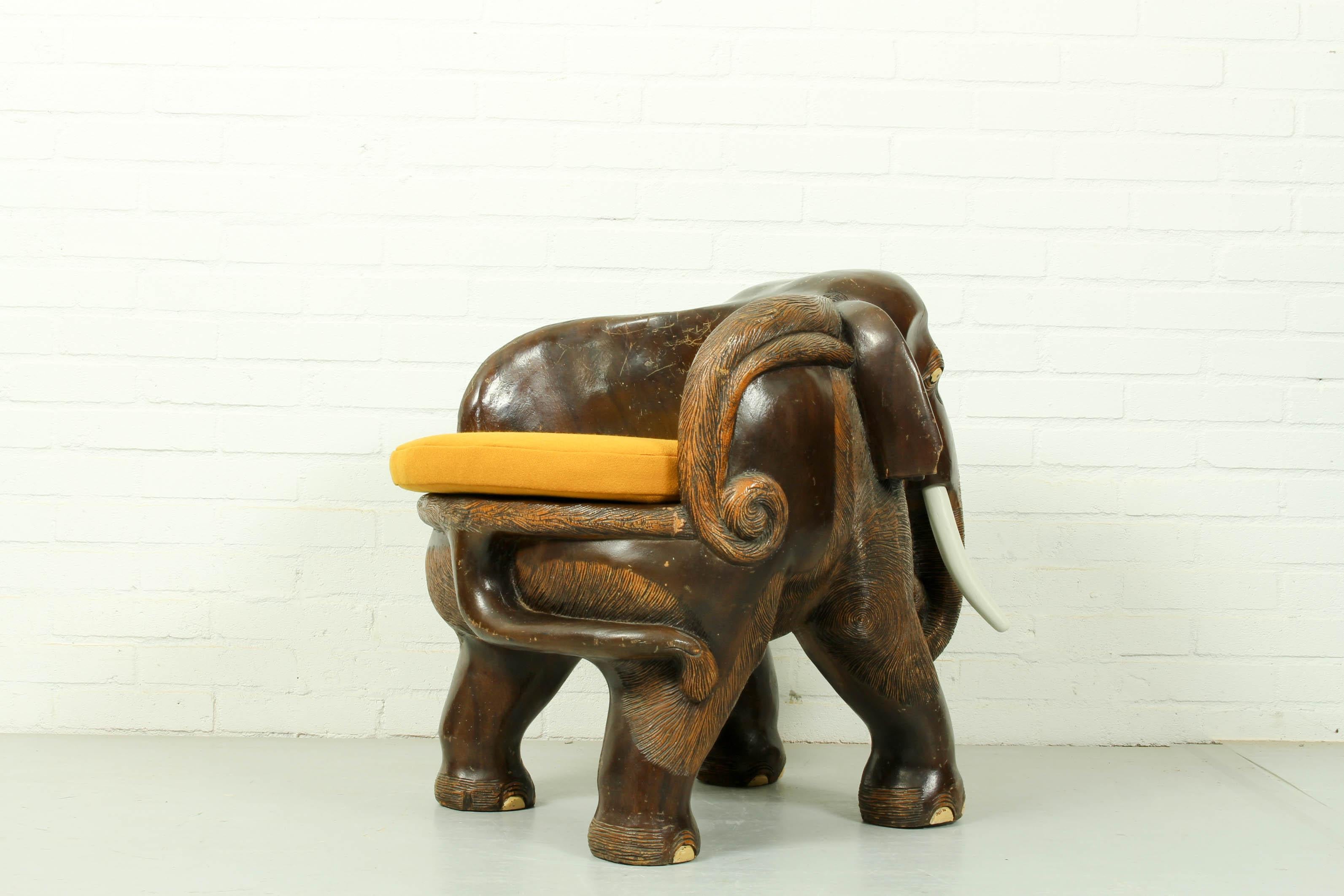 Geschnitzter Elefantenstuhl aus Hartholz aus der Mitte des Jahrhunderts (Indisch) im Angebot