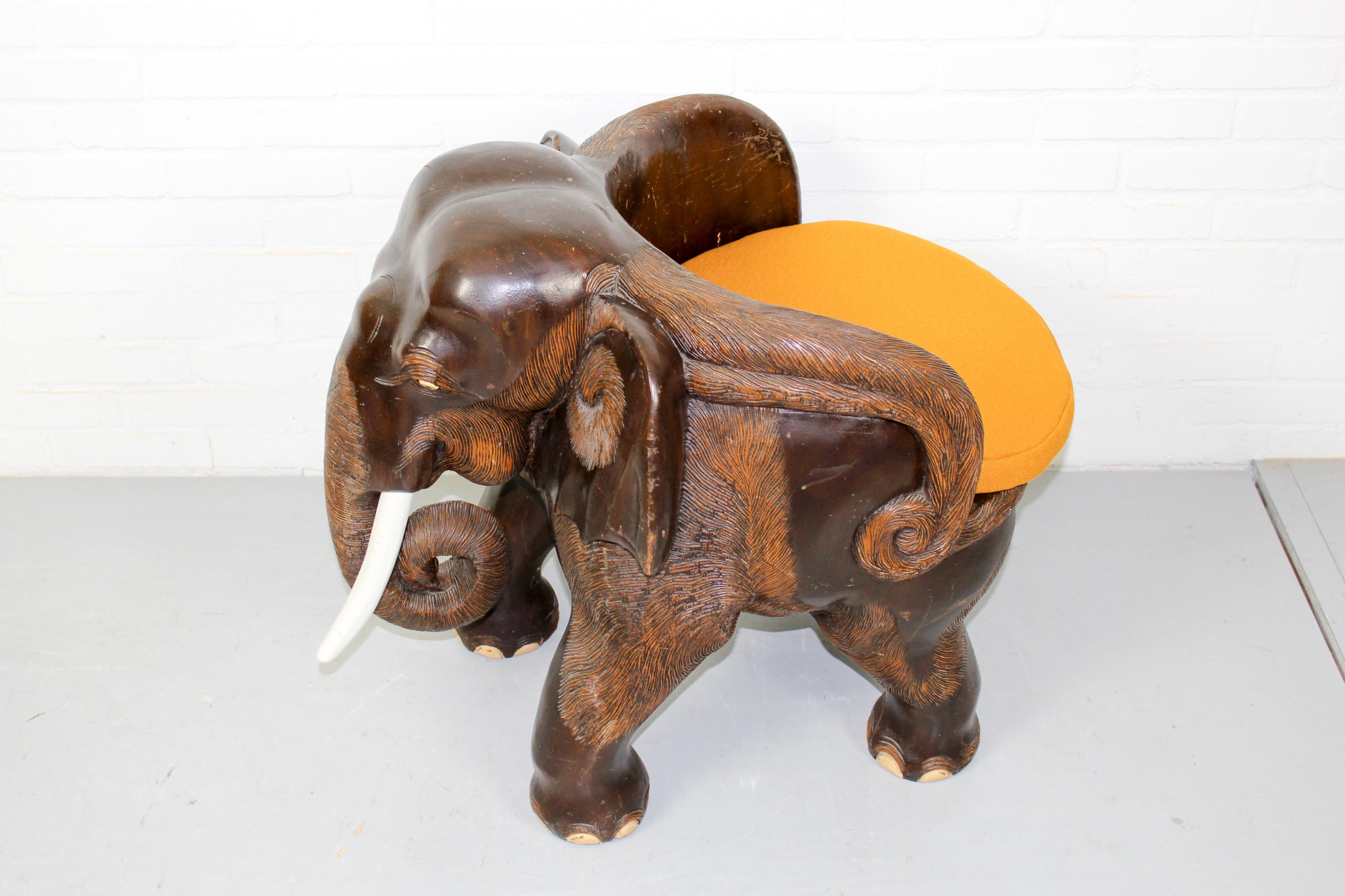 Legno massiccio Sedia Elefante intagliata in legno massiccio del Medioevo in vendita