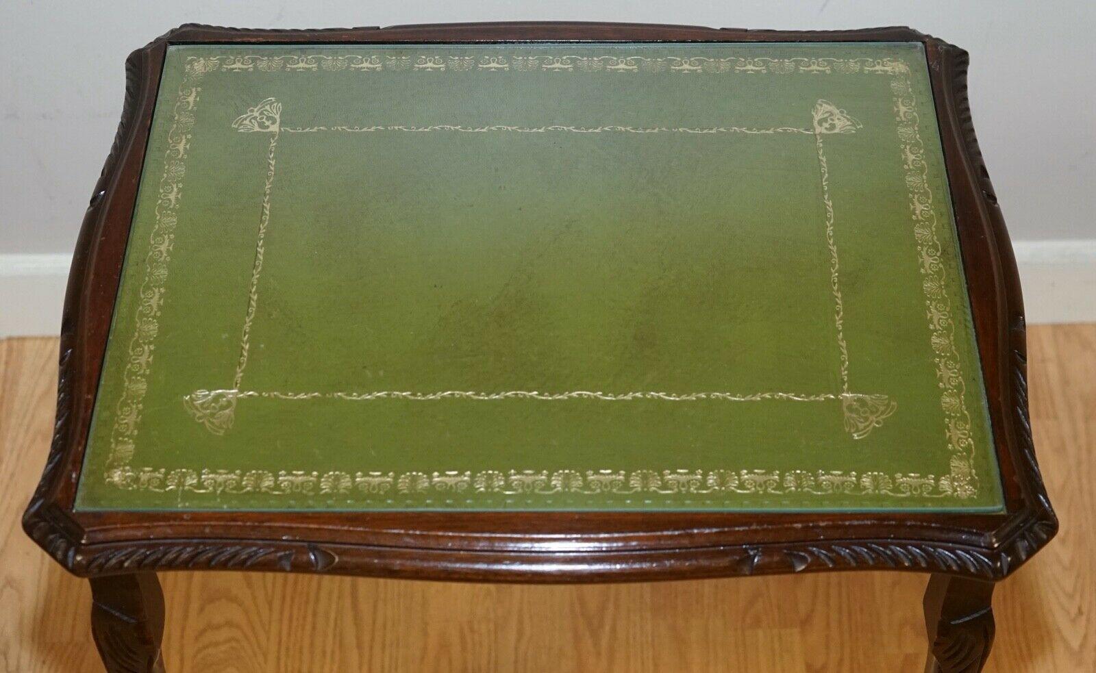 Cuir Ensemble de tables de style Queen Anne avec plateau en cuir gaufré vert en vente