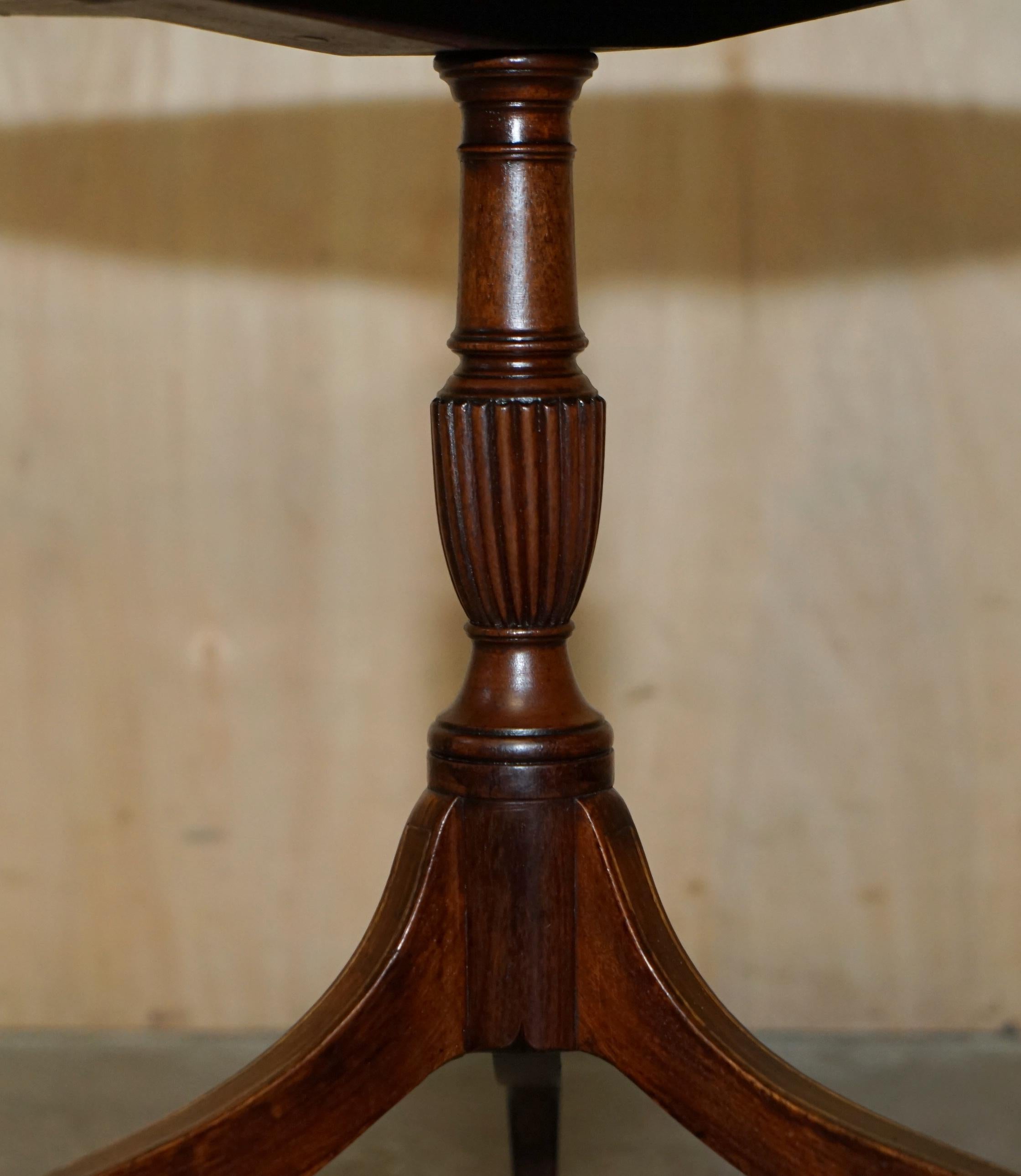 BOIS DUR OCTAGONAL CUIR BRUN FEUILLE D'OR TRIPOD SiDE LAMPE D'APPUI TABLE À VIN en vente 5