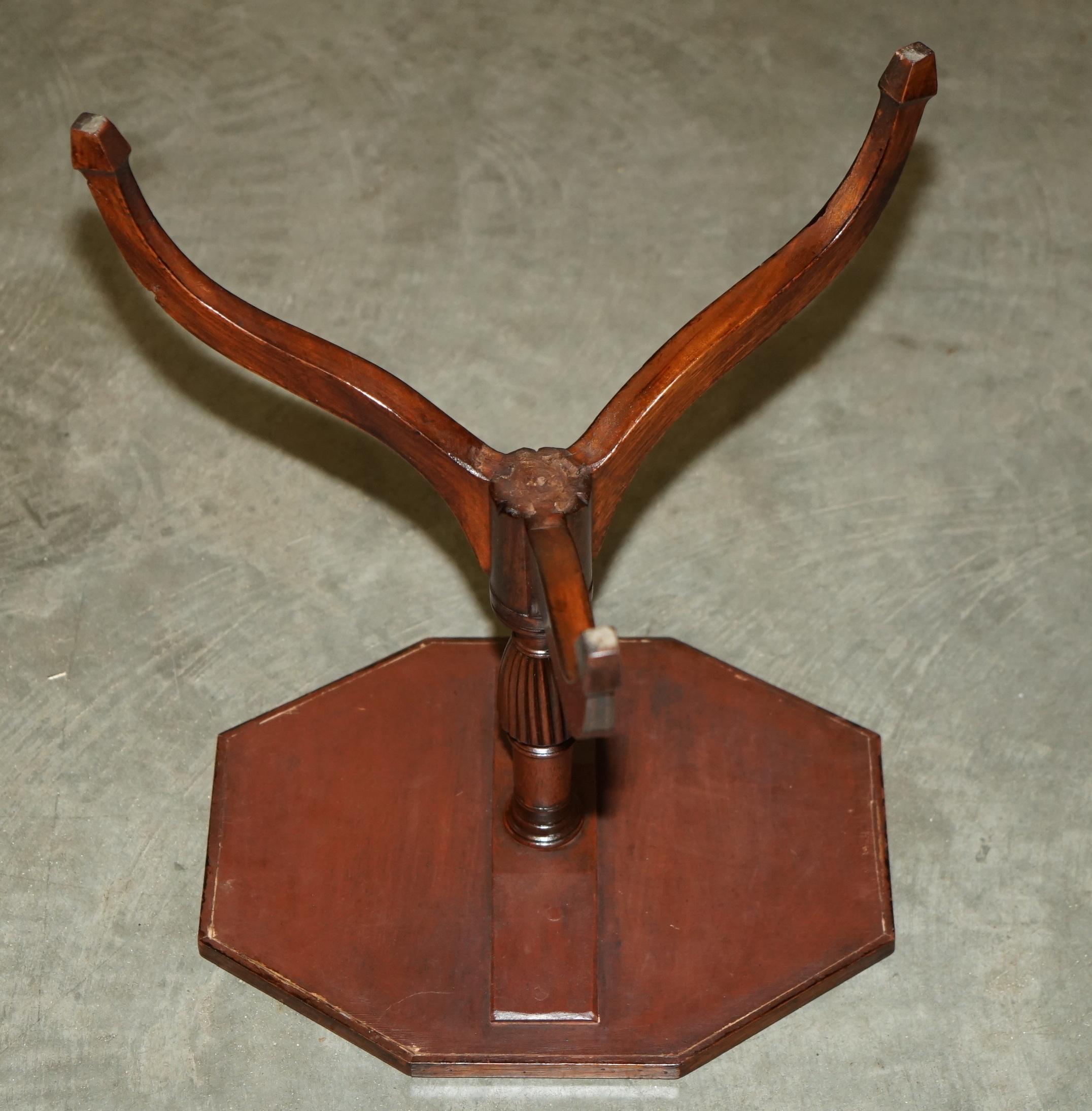 BOIS DUR OCTAGONAL CUIR BRUN FEUILLE D'OR TRIPOD SiDE LAMPE D'APPUI TABLE À VIN en vente 6