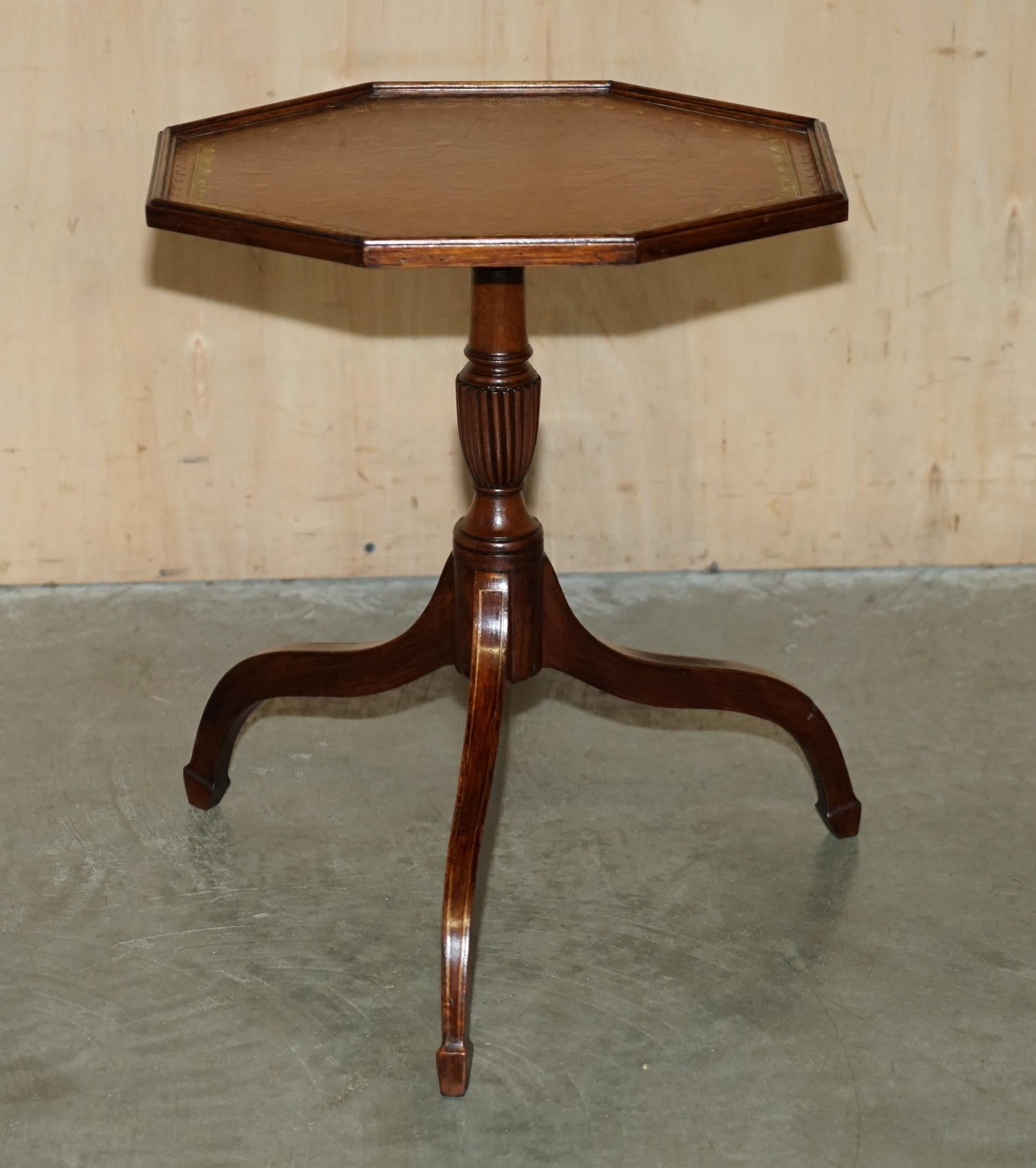 Victorien BOIS DUR OCTAGONAL CUIR BRUN FEUILLE D'OR TRIPOD SiDE LAMPE D'APPUI TABLE À VIN en vente