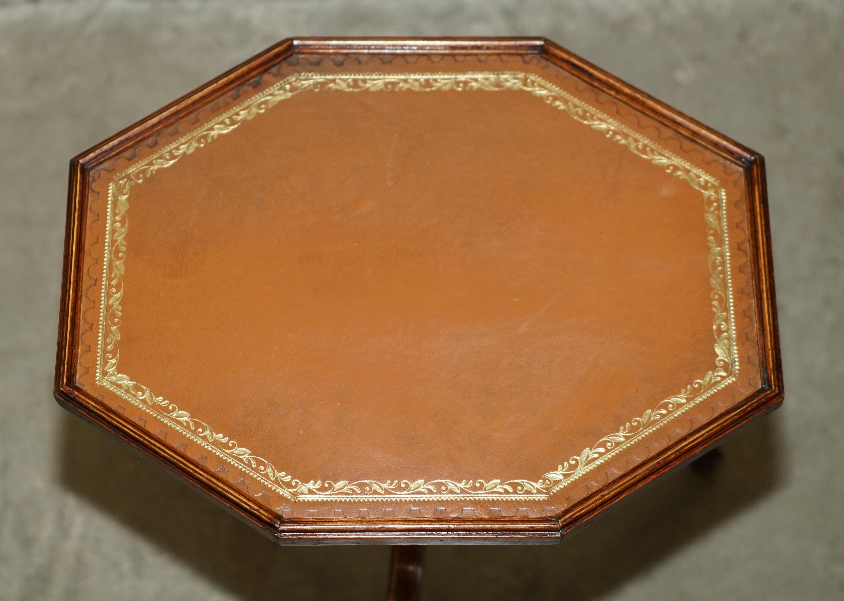 Anglais BOIS DUR OCTAGONAL CUIR BRUN FEUILLE D'OR TRIPOD SiDE LAMPE D'APPUI TABLE À VIN en vente