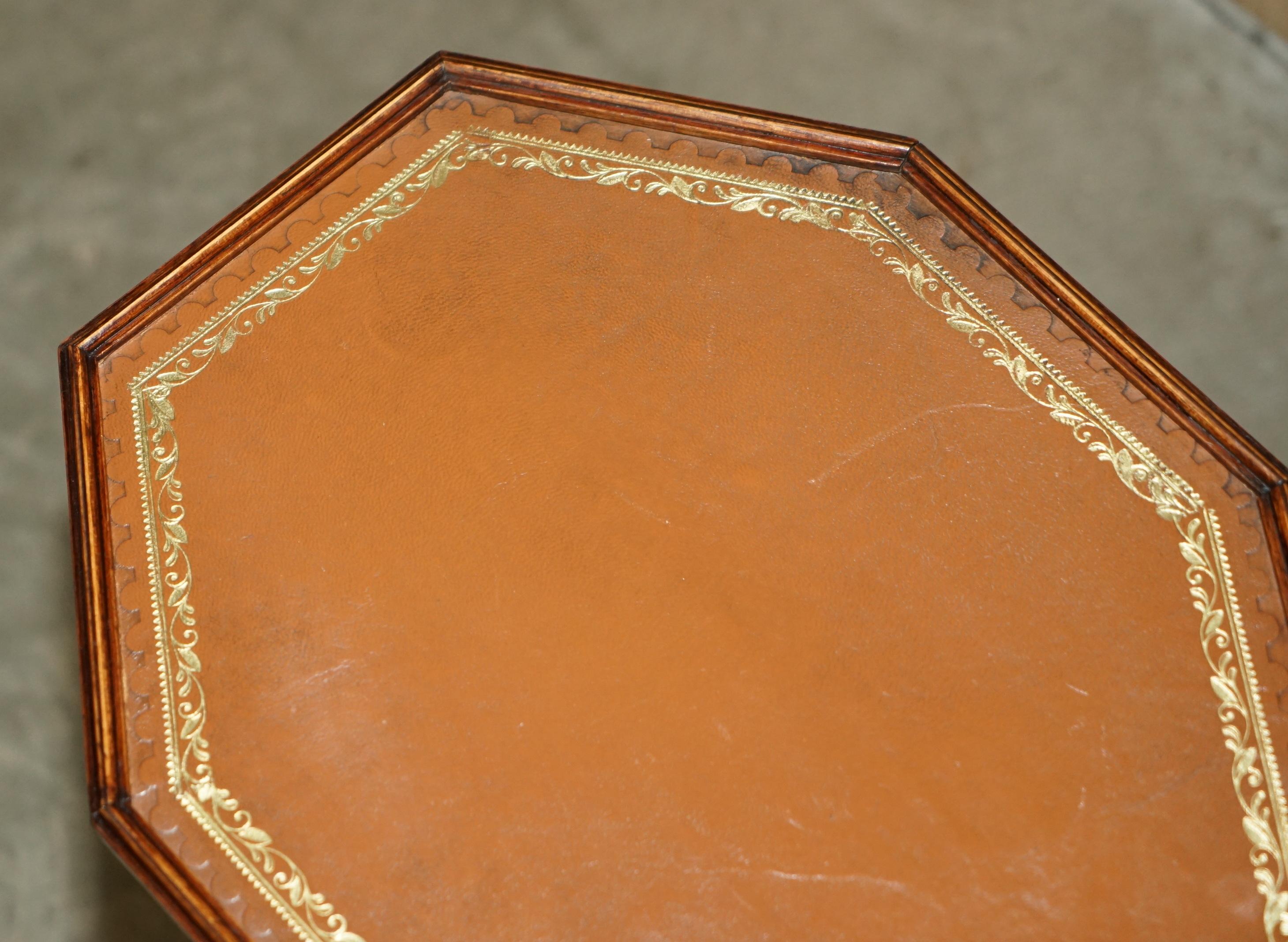 Fait main BOIS DUR OCTAGONAL CUIR BRUN FEUILLE D'OR TRIPOD SiDE LAMPE D'APPUI TABLE À VIN en vente