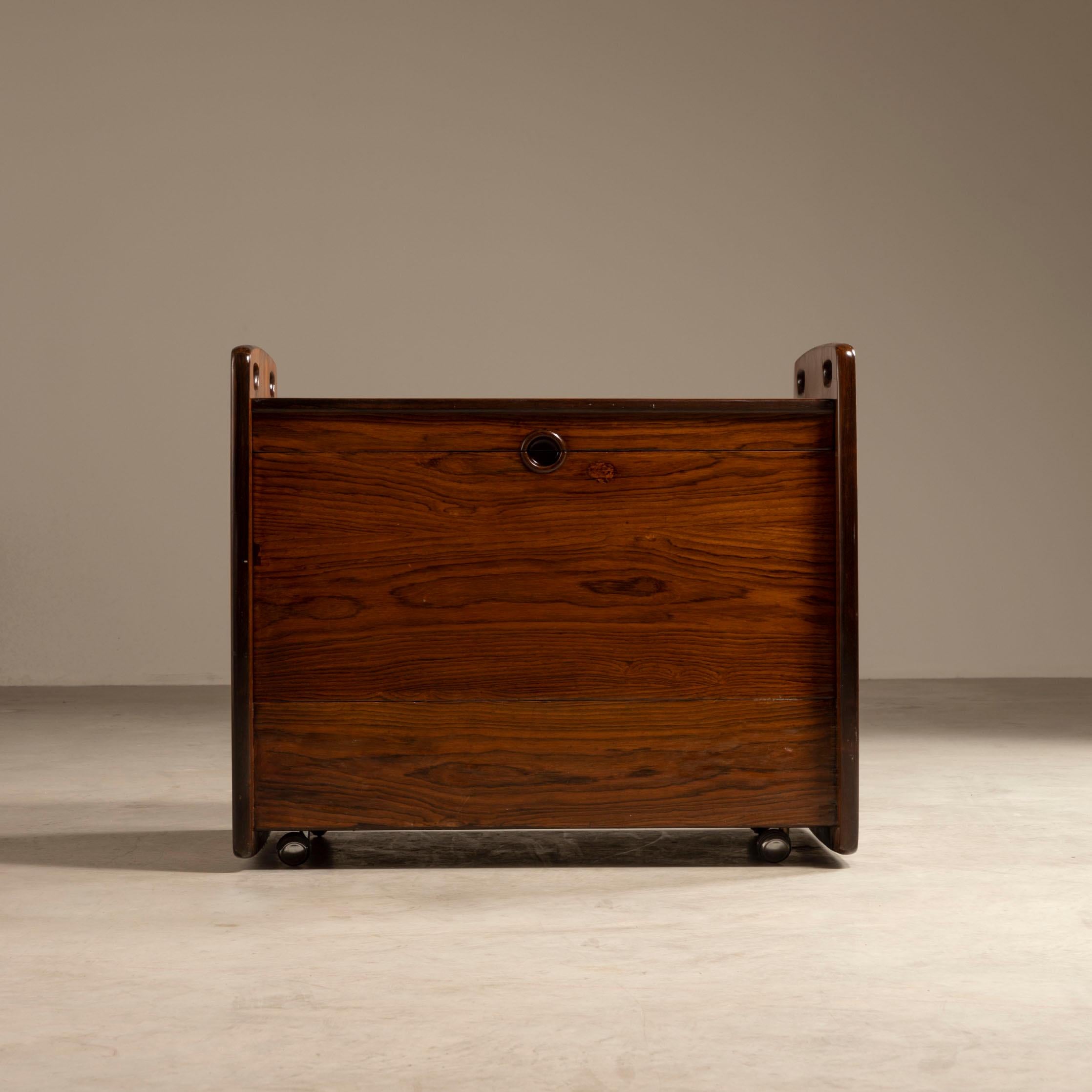 This stunning cart/trolley designed by the legendary Brazilian architect and designer Sérgio Rodrigues in the 1960s is a true masterpiece. Made of Brazilian hardwood, this piece features a white Formica interior that offers a sleek and modern