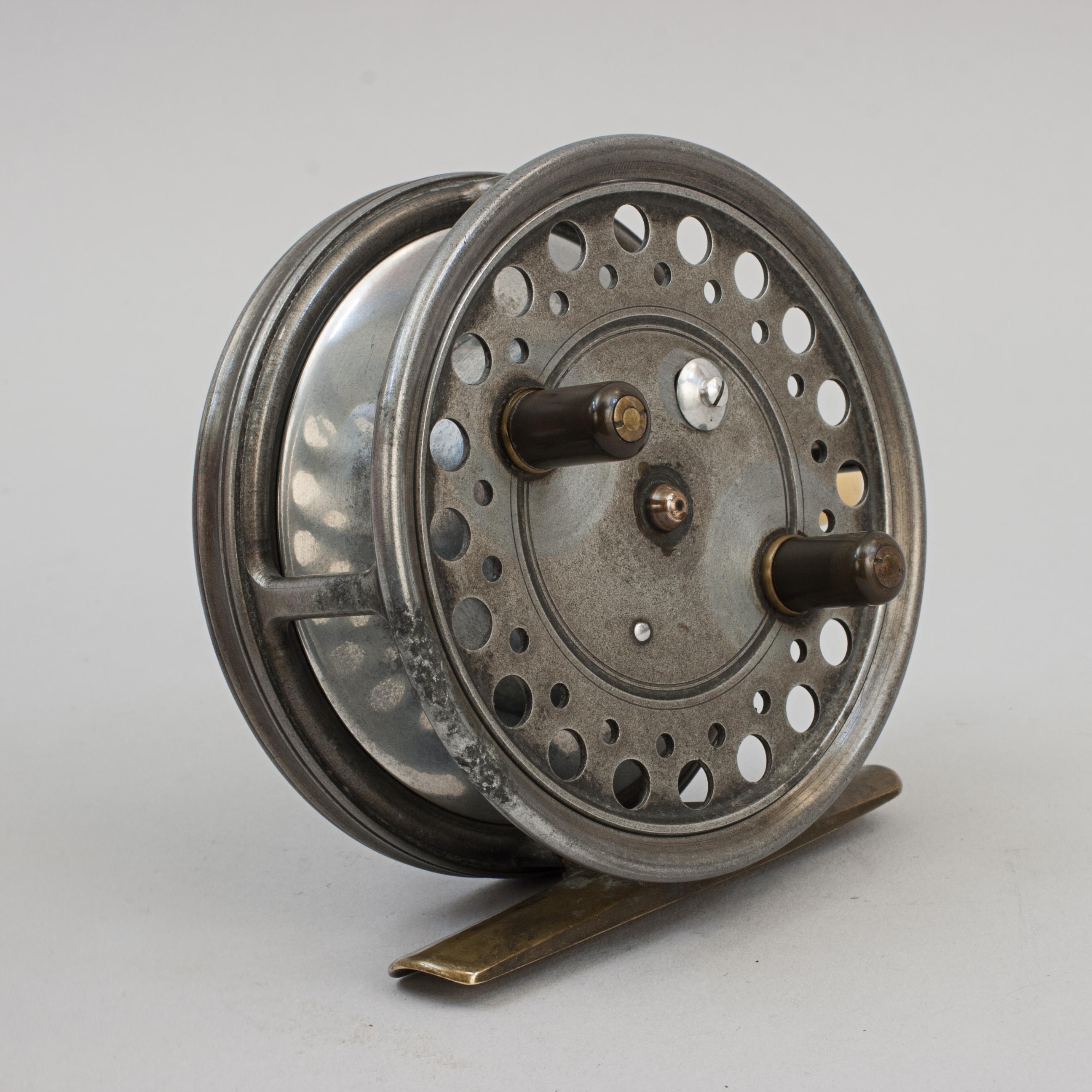 A fine Hardy 'SILEX' Major Fishing Reel.
A good Hardy 3 ¾ inch alloy fishing reel, ' THE 'SILEX MAJOR'. This reel has twin horn type handles made from plastic, a brass foot, ivorine rim mounted brake handle, a tension screw (Ex-Light - Light -