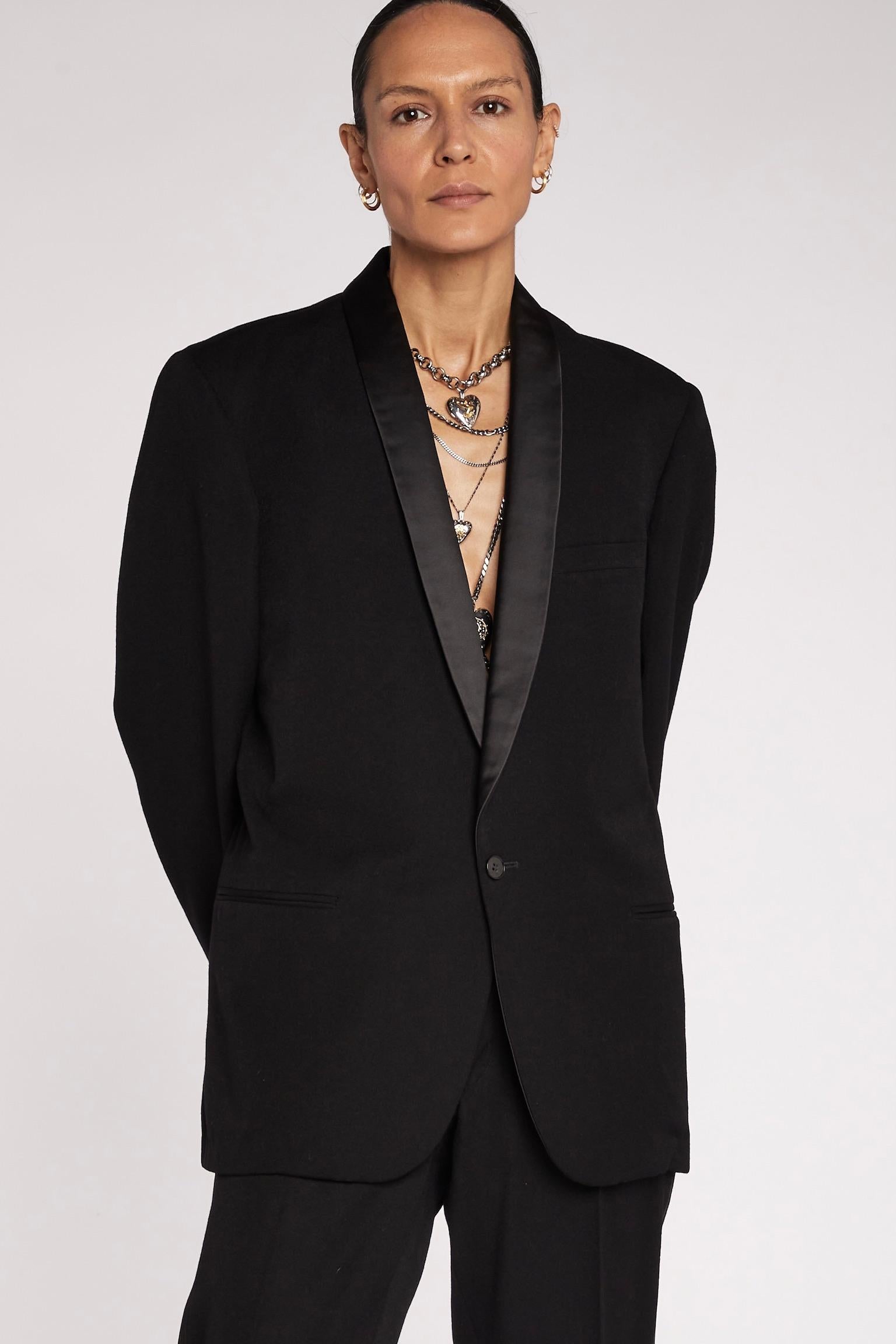 Vintage Hardy Amies

- Vintage Herren-Smoking-Anzug 
- Schwarze dicke Wolle mit Satinaufschlägen
- Die Hose hat einen Ripsbandstreifen
- Überdimensionierter Look 
- Reine Schurwolle
- Maßgeschneidert von Hepworths 
- Ausgezeichneter Zustand 
-