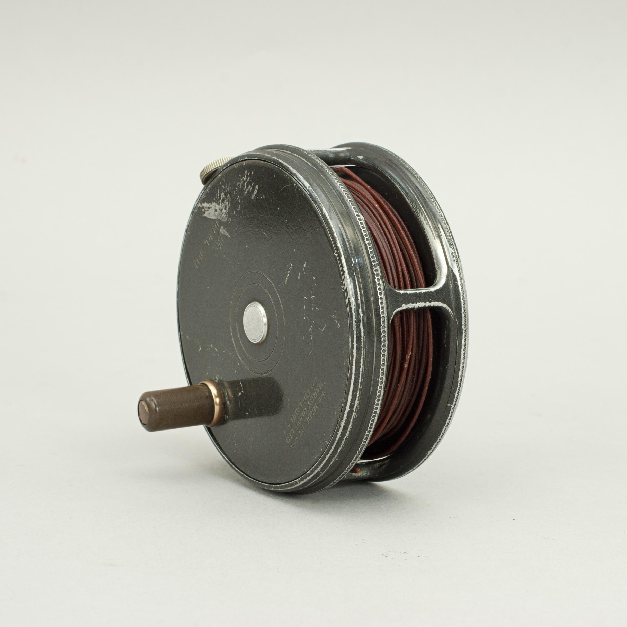 Hardy perfect 3 1/8 Trout fly fishing reel.
A good Hardy perfect Trout fly reel with bakelite handle, ribbed brass foot, rim tension screw and check mechanism. The revolving front plate marked 'Made by Hardy Bros. Ltd., England. The 'PERFECT' 3